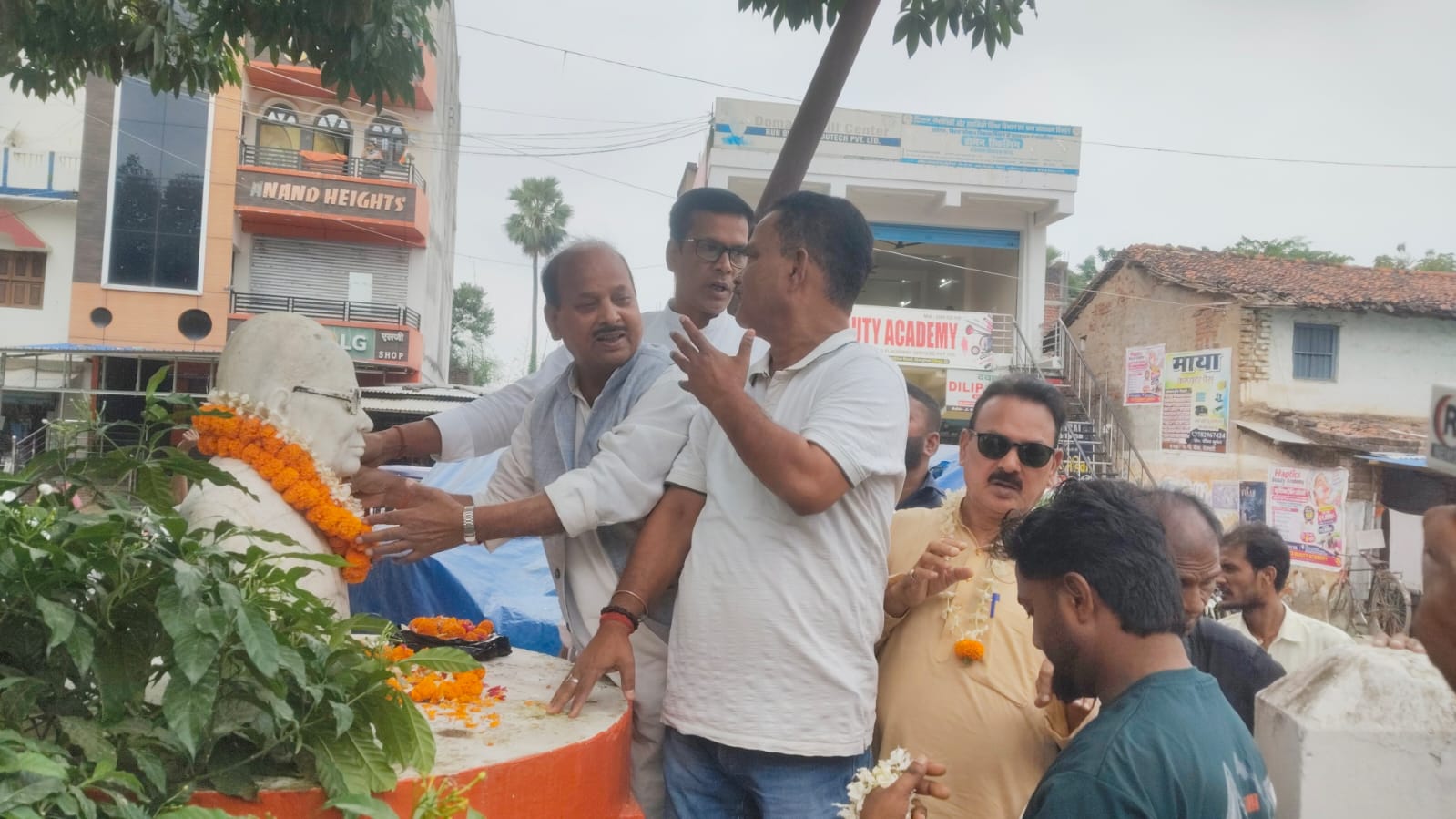 गया: शेरघाटी में जेपी नारायण की 47वीं पुण्यतिथि मनाई गई, प्रतिमा पर अर्पित किए श्रद्धासुमन