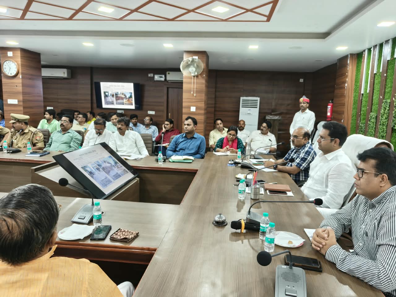 जौनपुर :दुर्गा पूजा एवं आगामी त्योहारों को लेकर जिला शांति समिति की बैठक सम्पन्न, तैयारियों को समयबद्ध ढंग से पूर्ण करने के निर्देश