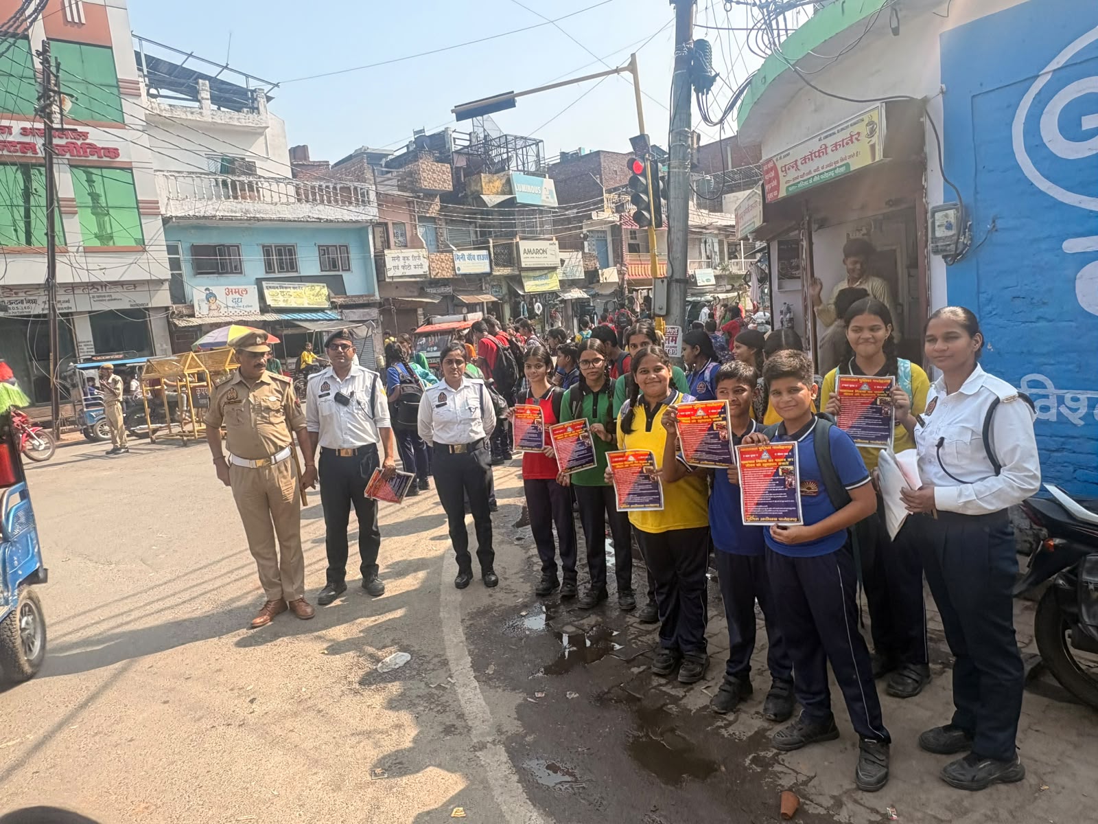 फर्रुखाबाद/फतेहगढ़: मिलिट्री चौराहे पर यातायात पुलिस ने स्कूली बच्चों को सिखाए सड़क सुरक्षा नियम,सुरक्षित आवागमन के लिए किया जागरूक