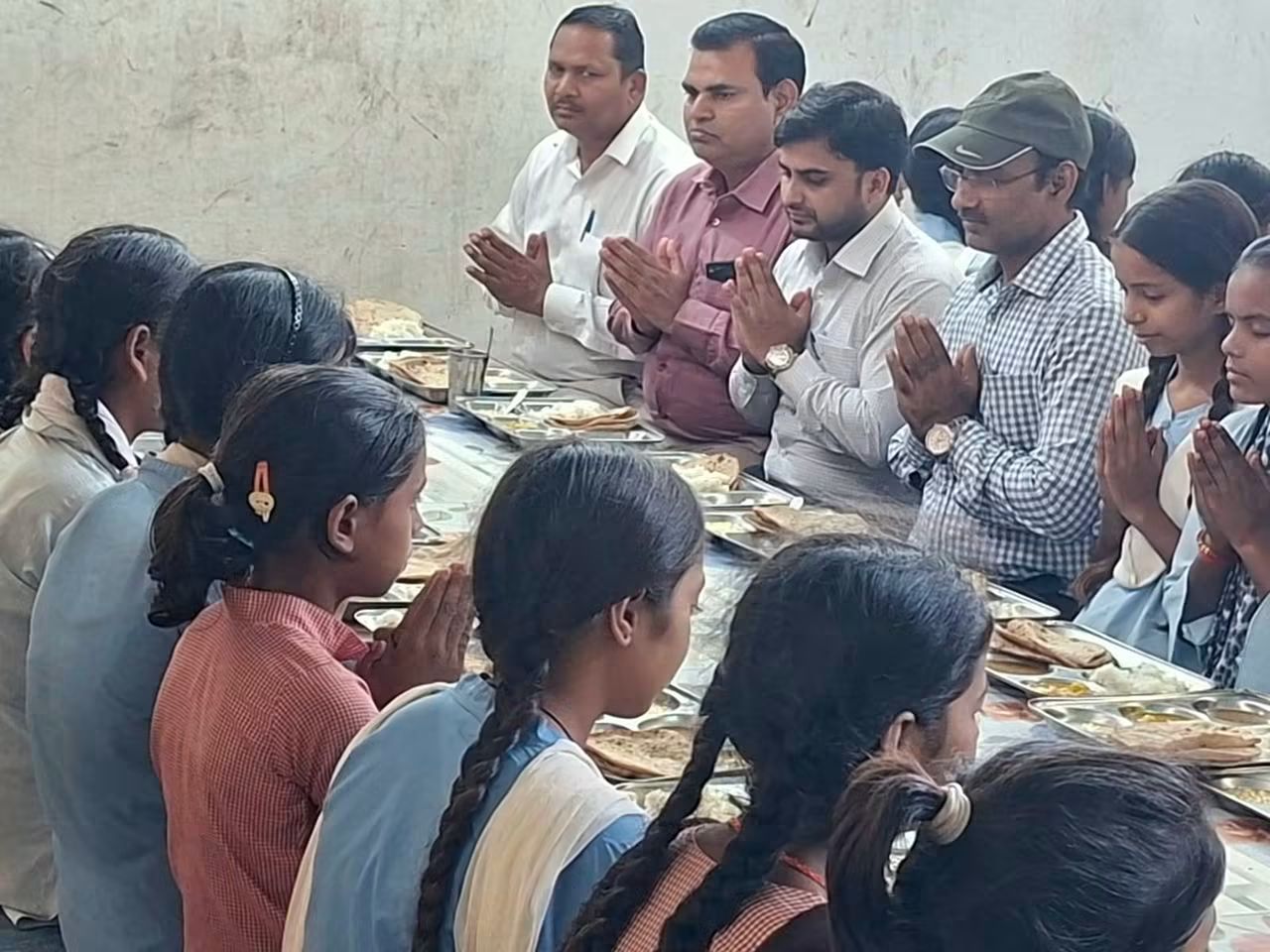 फर्रुखाबाद:बेटियों के बीच पहुंचे जिला बेसिक शिक्षा अधिकारी, छात्राओं के साथ बैठकर किया मध्यान्ह भोजन