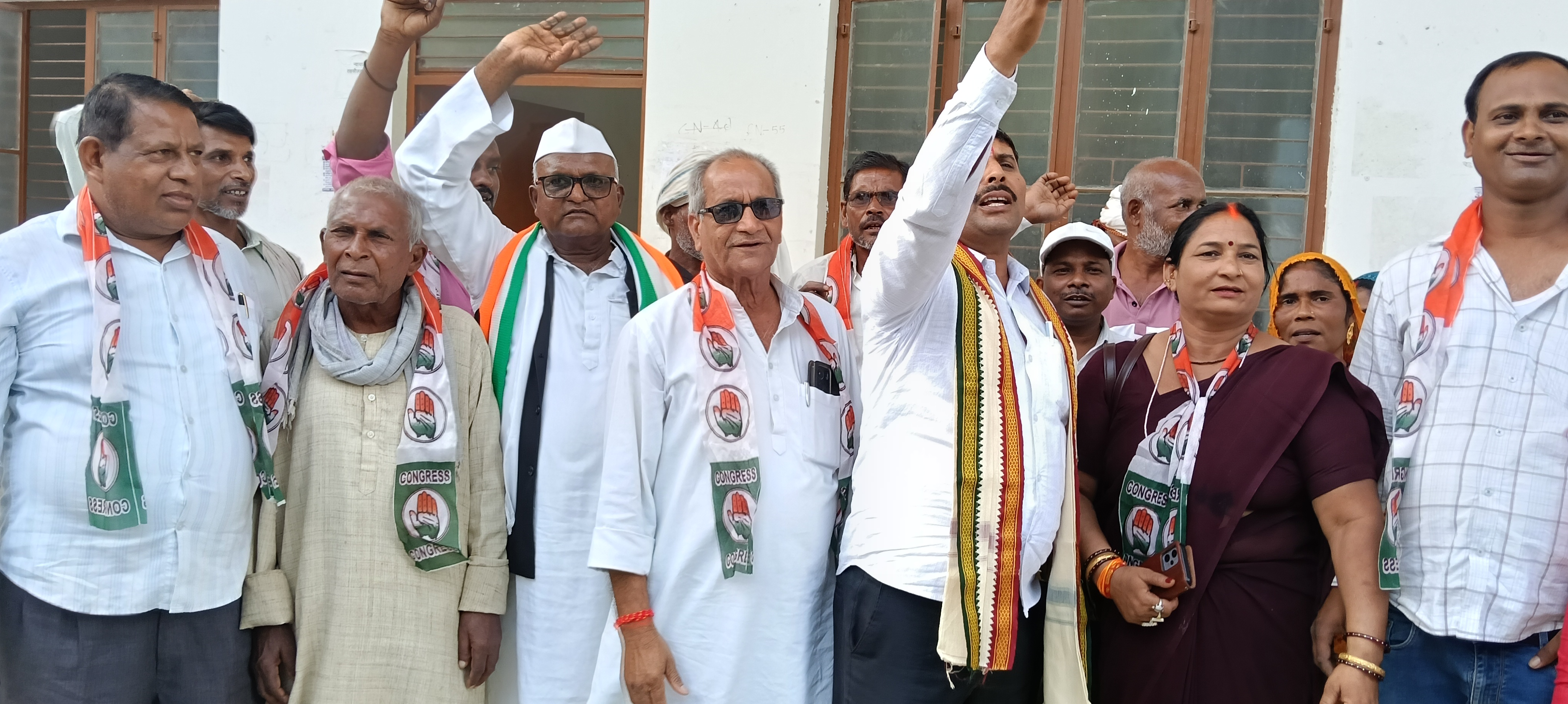 राष्ट्रीय कांग्रेस पार्टी के पदाधिकारी द्वारा महामहिम राष्ट्रपति महोदय को संबोधित ज्ञापन उपजिलाधिकारी महोदय तहसील शाहगंज को सौंपा।