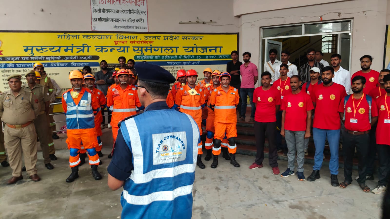  कासगंज:विकास भवन परिसर, कासगंज में एनडीआरएफ  टीम ने किया भूकंप आपदा पर मॉक अभ्यास