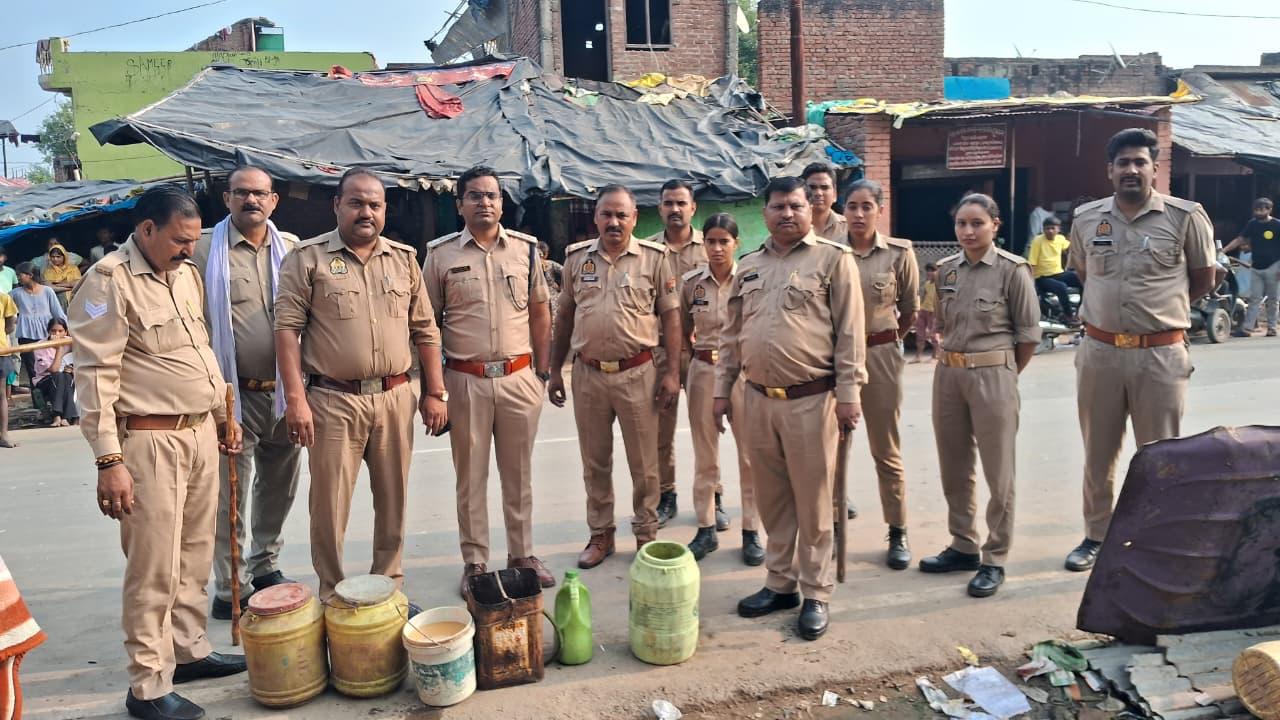 फर्रुखाबाद में अवैध शराब के खिलाफ आबकारी विभाग की कार्रवाई, 30 लीटर कच्ची शराब और 400 किलो लहन बरामद
