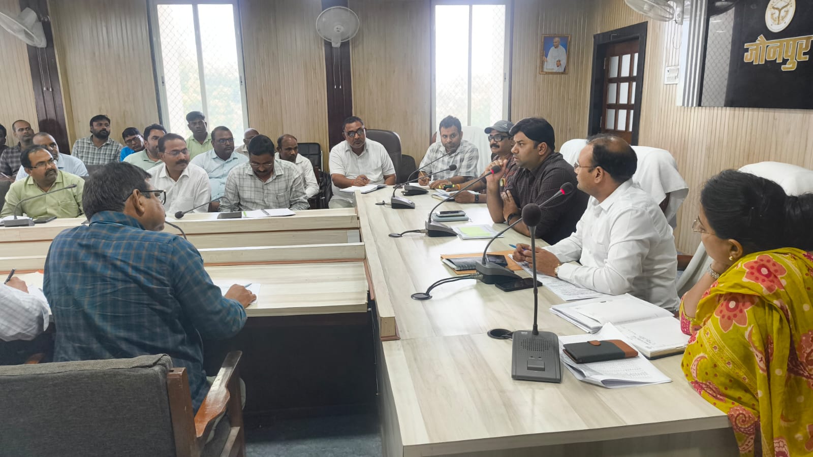 जौनपुर :विकास भवन सभागार में स्वयं सहायता समूहों के गठन की प्रगति की समीक्षा, लक्ष्य पूरा करने के निर्देश