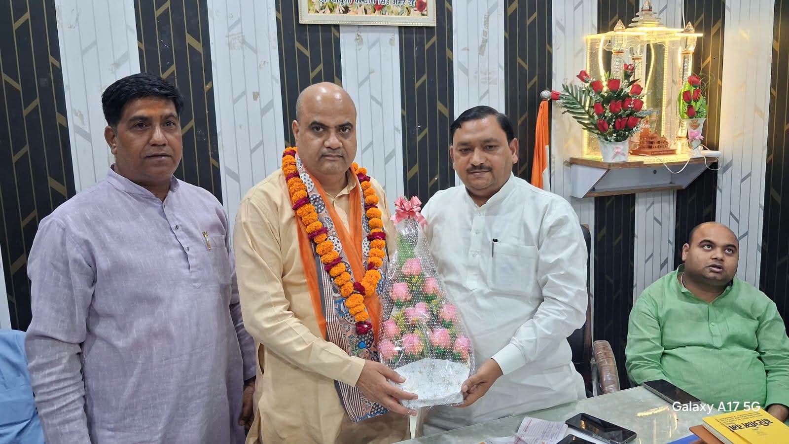 कासगंज : आमांपुर में विधायक हरीओम वर्मा जी के केम्प कार्यालय पर स्नातक चुनाव की बैठक का आयोजन किया गया 