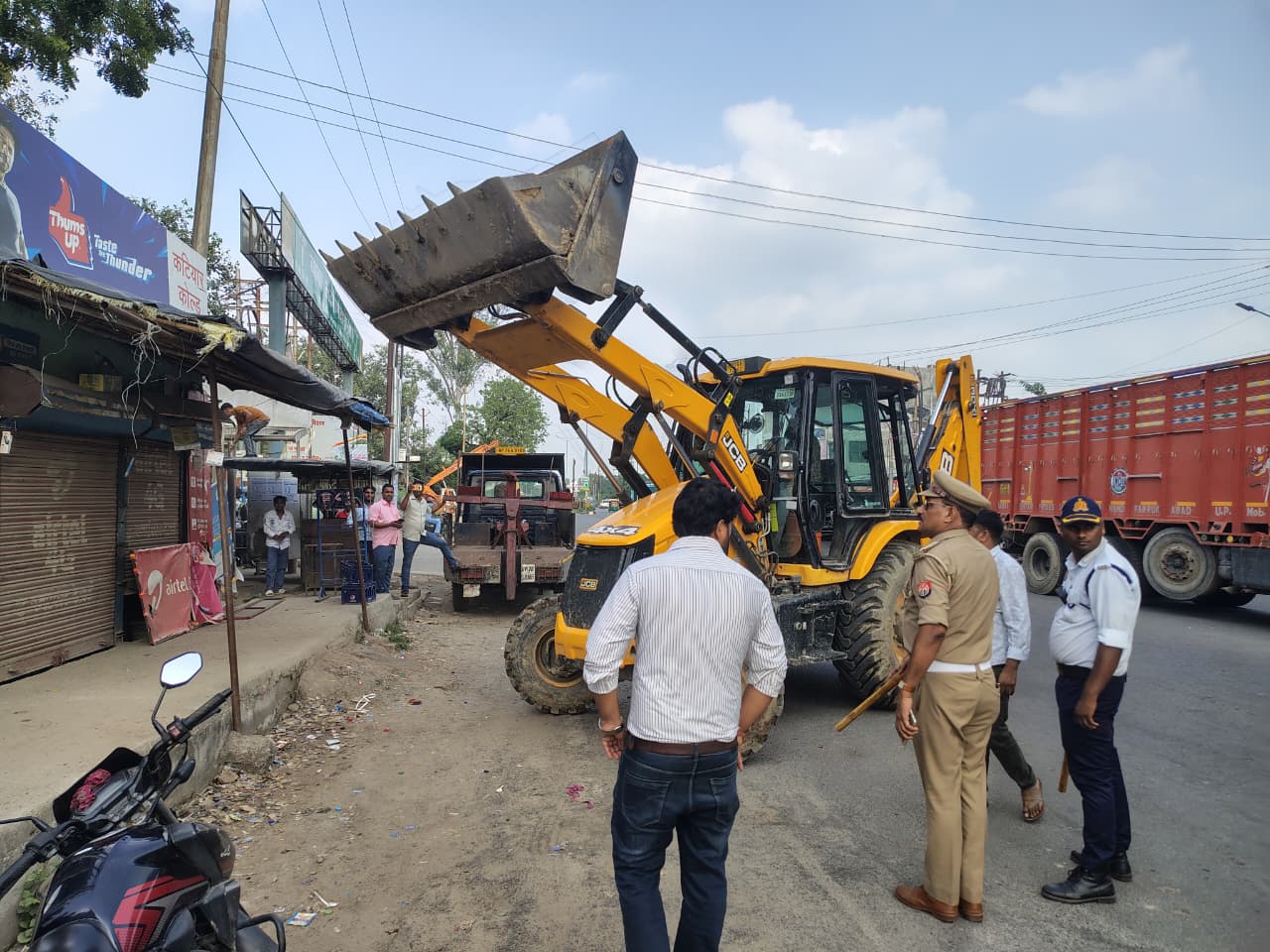 फर्रुखाबाद माननीय सर्वोच्च न्यायालय के निर्देशों के अनुपालन में फतेहगढ़ यातायात पुलिस और NHAI ने एनएच-730सी पर हटाया अवैध अतिक्रमण