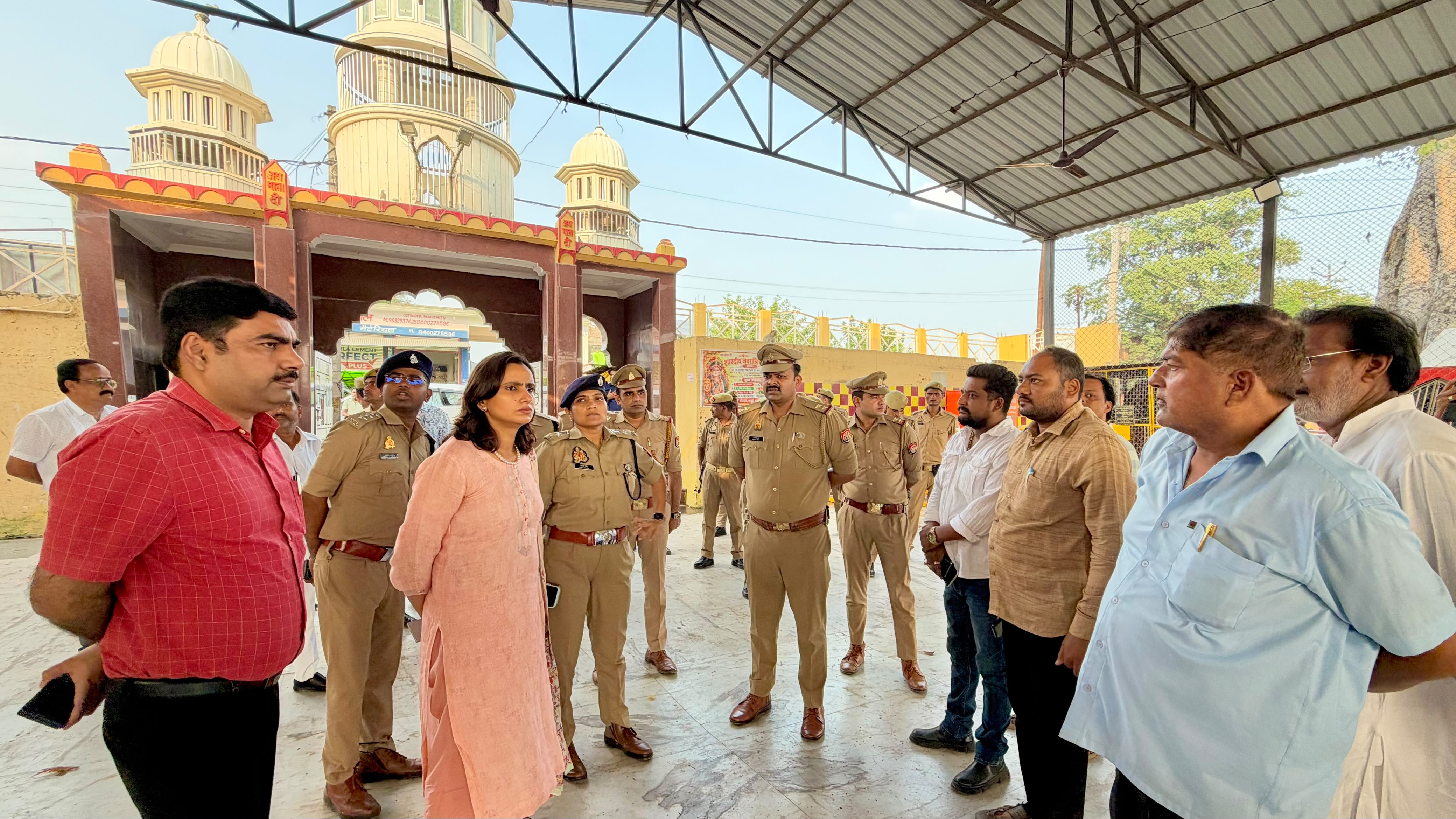 फर्रुखाबाद: शारदीय नवरात्रि और दशहरा पर्व को लेकर डीएम-एसपी ने मंदिरों व मेला स्थलों का किया निरीक्षण, व्यवस्थाएं दुरुस्त रखने के निर्देश