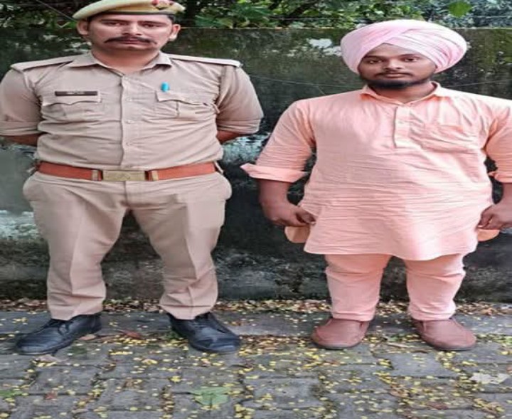 लखीमपुर खीरी : गुरूद्वारा के सेवादार द्वारा निर्मल आश्रम के पवित्र ग्रन्थो को शारदा नहर मे प्रभावित करने वाले सेवादार को पुलिस ने किया गिरफ्तार 