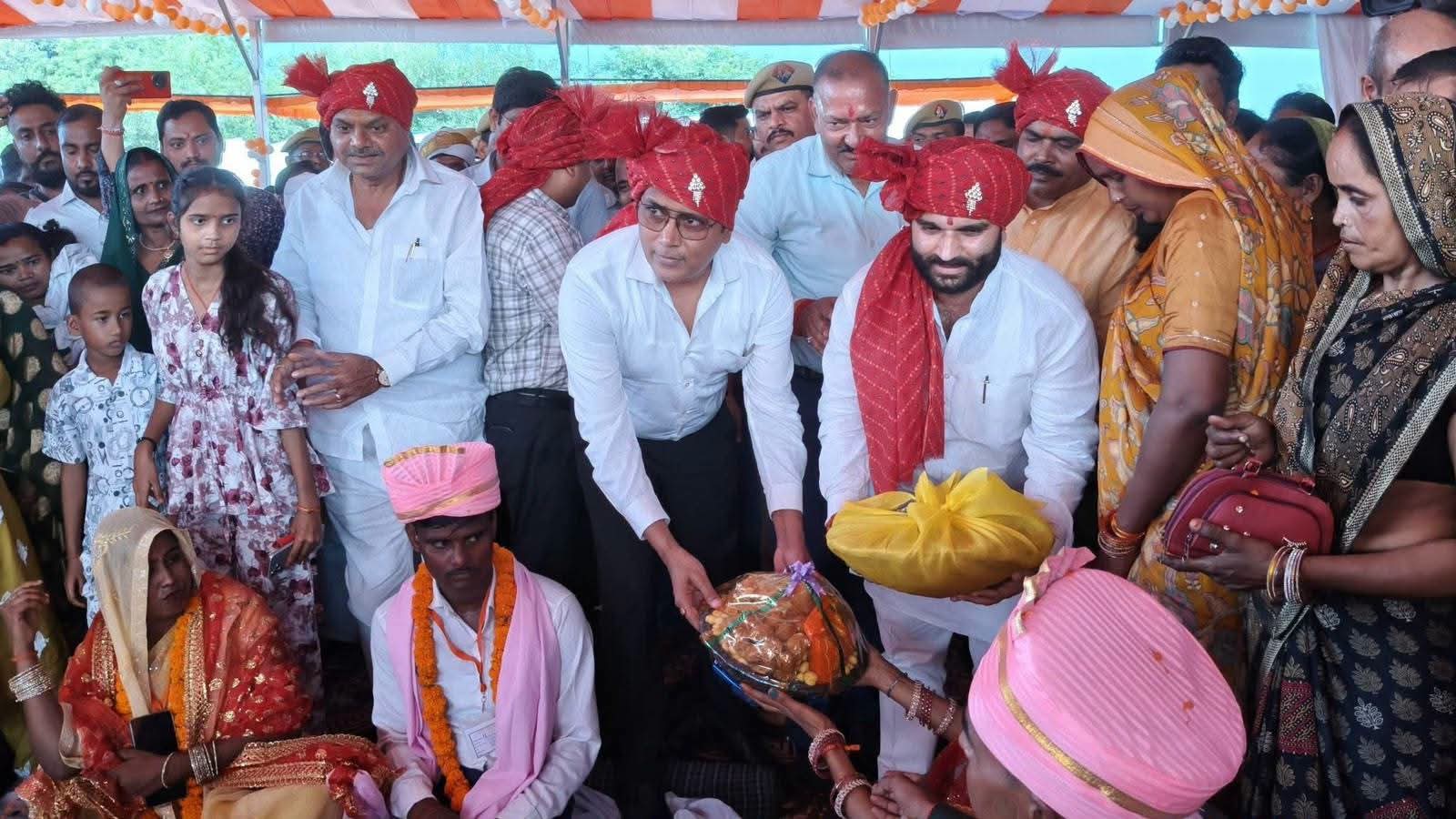 गोला गोकर्ण नाथ: मुख्यमंत्री सामूहिक विवाह योजना के तहत स्वर्गीय राजेंद्र गिरि स्टेडियम में   भव्य समारोह आयोजित किया गया