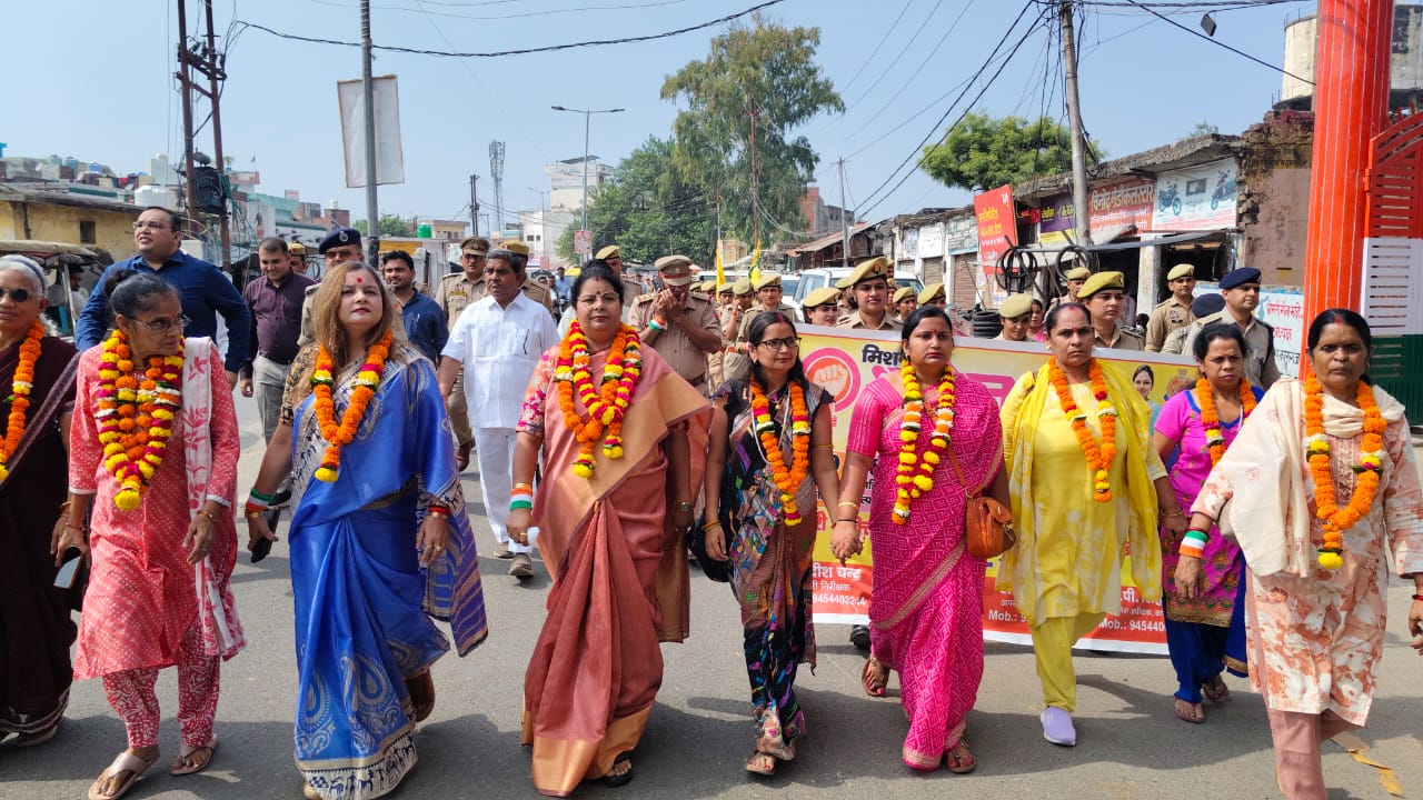 कासगंज: मिशन शक्ति के तहत कासगंज में निकला पैदल मार्च, गूंजा नारी सुरक्षा का संदेश
