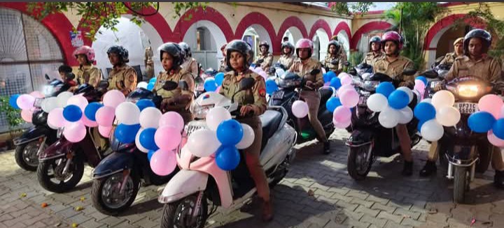 लखीमपुर खीरी : मिशन शक्ति अभियान 5.0 का भव्य शुभारंभ, महिला पुलिस कर्मियों ने स्कूटी पर सवार होकर निकाली जागरूकता रैली   