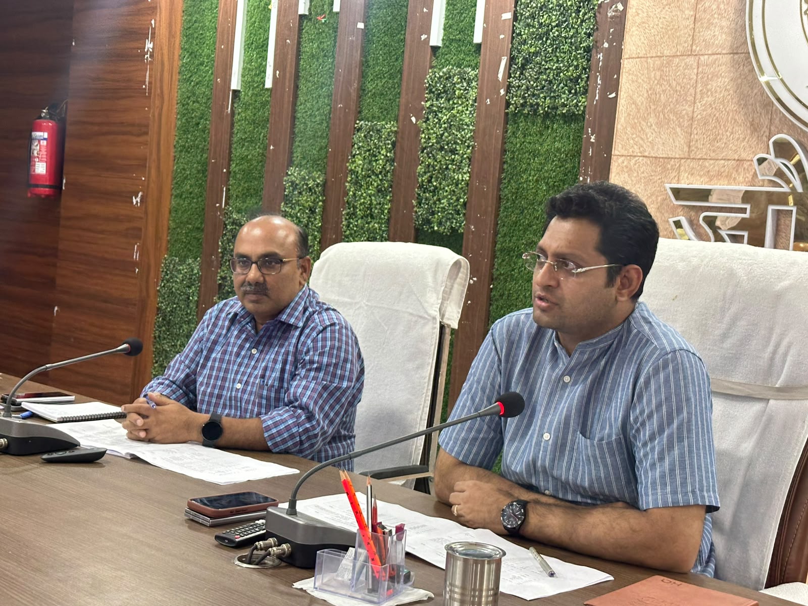 जौनपुर :जिलाधिकारी सैमुअल पाल एन की अध्यक्षता में कलेक्ट्रेट सभागार में चकबंदी विभाग की समीक्षा बैठक हुई संपन्न 