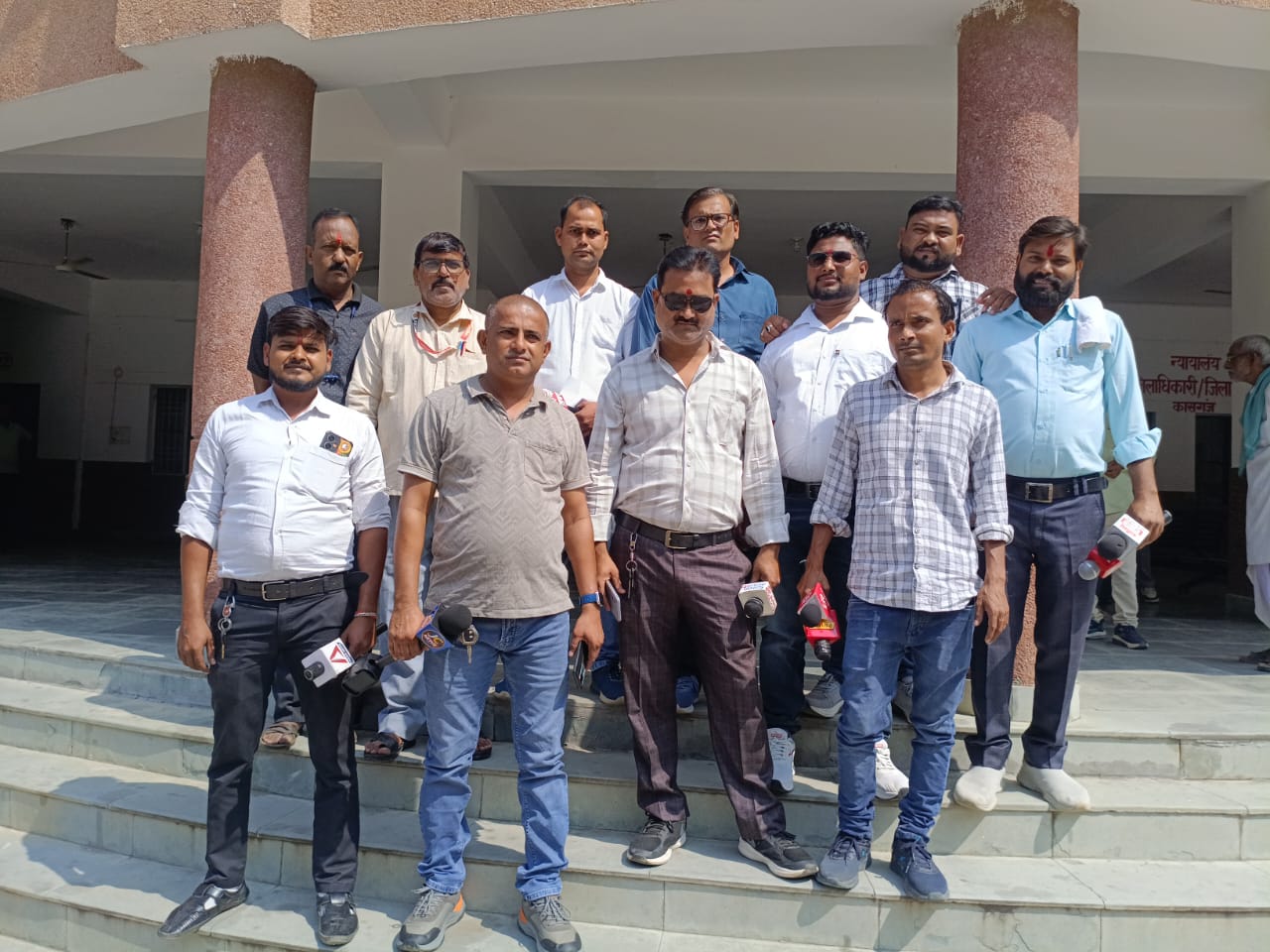कासगंज ग्रामीण पत्रकार एसोसिएशन के पदाधिकारी ने ज्ञापन सोपा