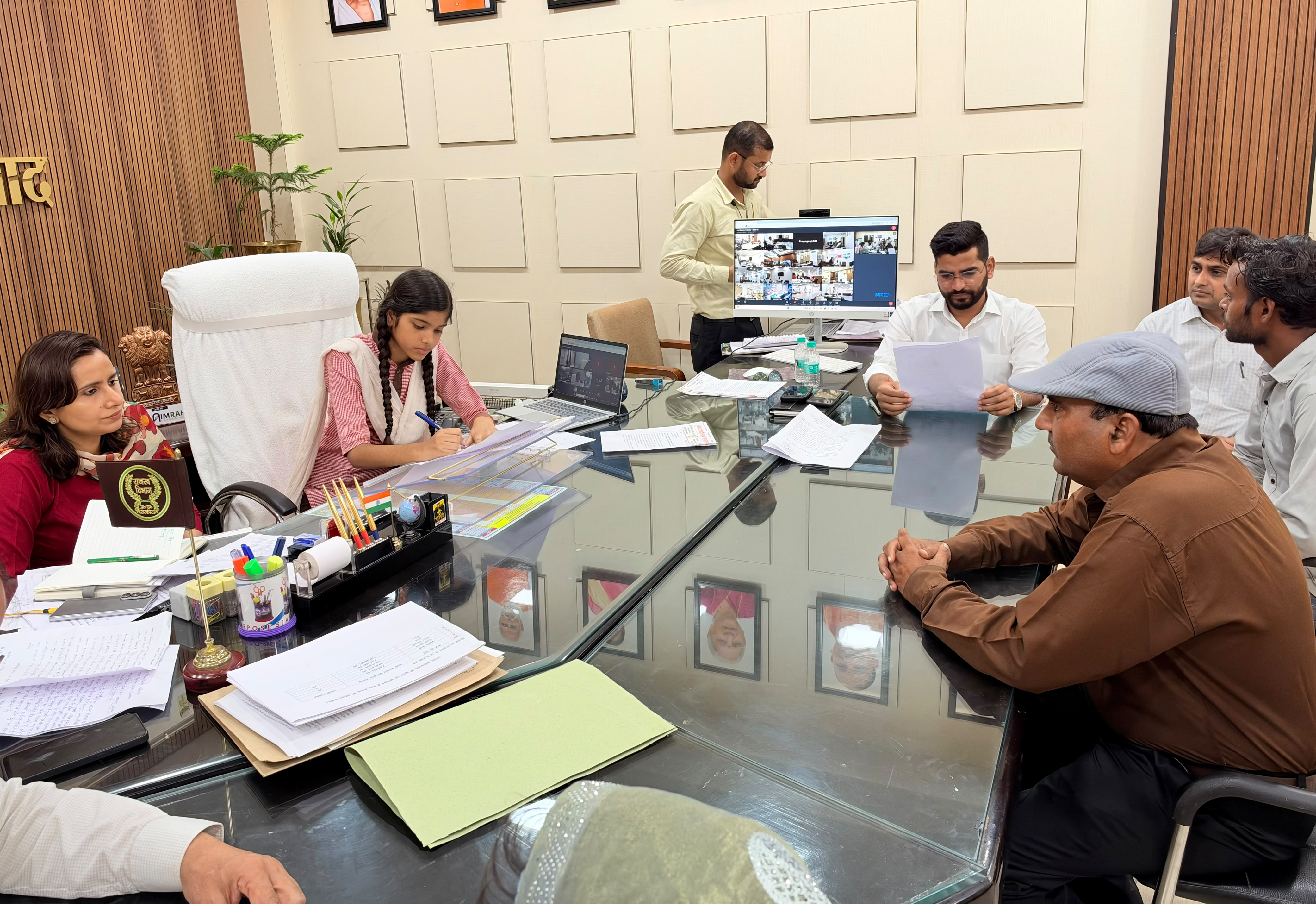 फर्रुखाबाद: पायल दीक्षित बनीं एक दिन की प्रतीकात्मक जिलाधिकारी, सुनीं 6 फरियादियों की समस्याएं