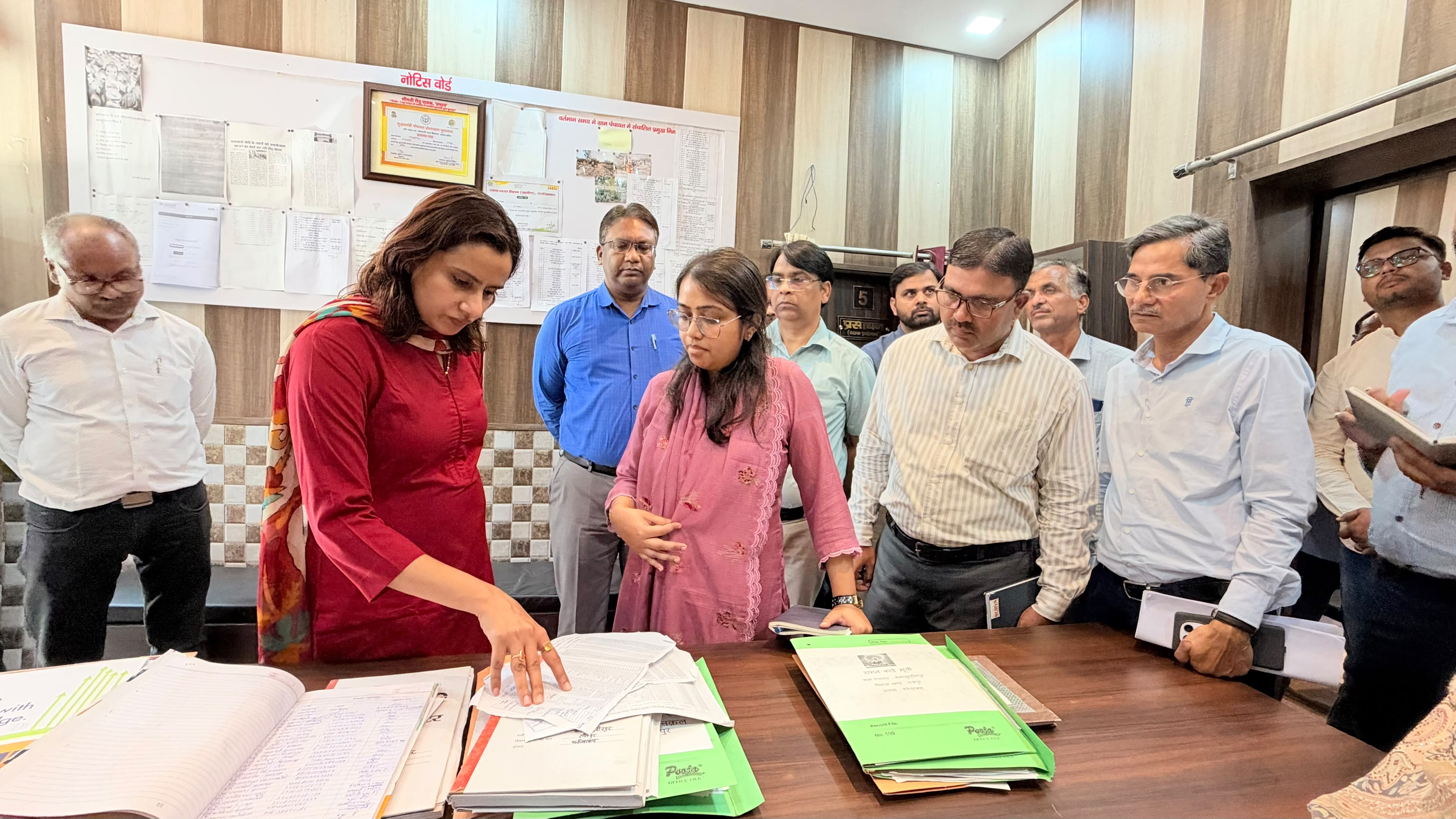 फर्रुखाबाद:जिलाधिकारी डॉ. अंकुर लाठर ने एकीकृत ठोस अपशिष्ट प्रबंधन केंद्र एवं ग्राम पंचायत सचिवालय का किया निरीक्षण