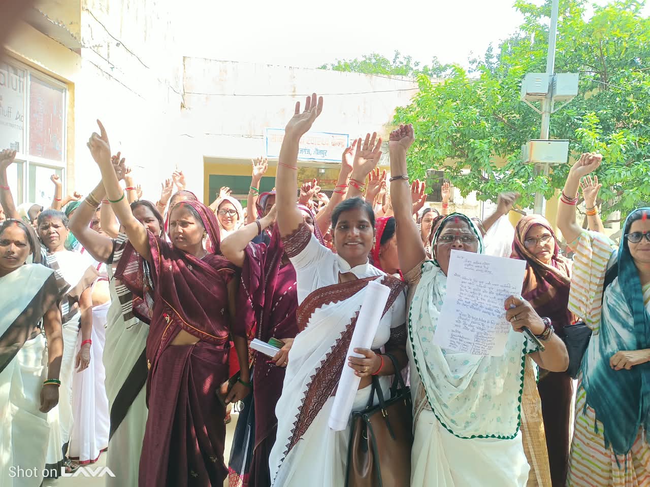 मानदेय वृद्धि को लेकर आशा कार्यकर्ताओं ने किया प्रदर्शन