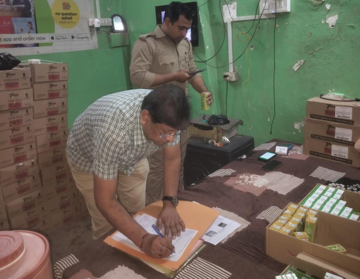 फर्रुखाबाद:आबकारी विभाग का औचक निरीक्षण, शराब दुकानों पर स्टॉक और सीसीटीवी व्यवस्था की जांच