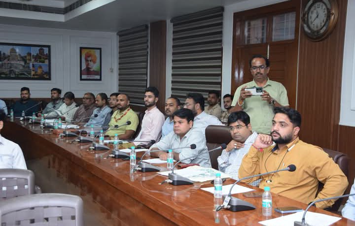 लखीमपुर खीरी : निष्पक्ष चुनाव में माइक्रो प्रेक्षकों की भूमिका अहम : डीएम
