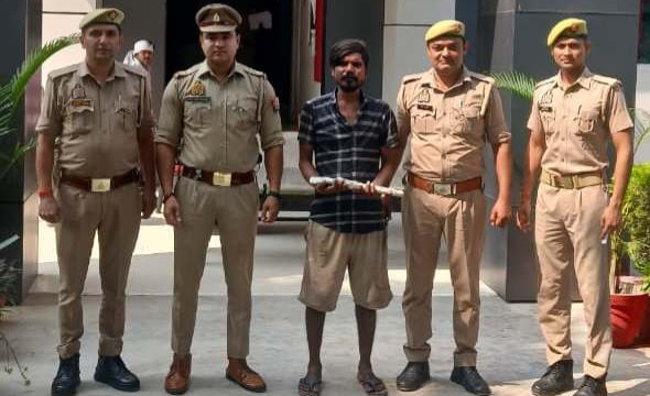 फर्रूखाबाद: मऊदरवाजा पुलिस ने अवैध तमंचा और जिंदा कारतूस के साथ शातिर अभियुक्त शालू को दबोचा 