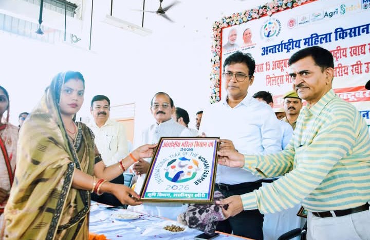लखीमपुर खीरी : महिला सशक्तीकरण से कृषि को मिलेगी नई ताकत, पांच किसानों को सौंपी गई ट्रैक्टर की चाबियां
