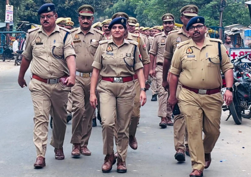 फर्रुखाबाद: शारदीय नवरात्रि और आगामी त्योहारों के मद्देनजर पुलिस अधीक्षक और अपर पुलिस अधीक्षक ने भारी पुलिस बल के साथ निकाला पैदल मार्च