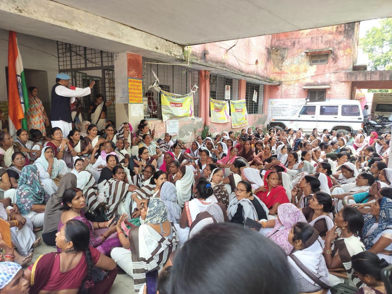 फर्रुखाबाद:आशा बहनों के आंदोलन को आम आदमी पार्टी का समर्थन, नीरज प्रताप शाक्य ने उठाई ₹26 हजार मानदेय और सरकारी कर्मचारी का दर्जा देने की मांग