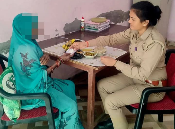 लखीमपुर खीरी : बुजुर्ग महिला को भोजन कराकर और आर्थिक सहायता देकर सकुशल घर भेजा, मैलानी पुलिस ने पेश की मानवता की एक मिसाल 