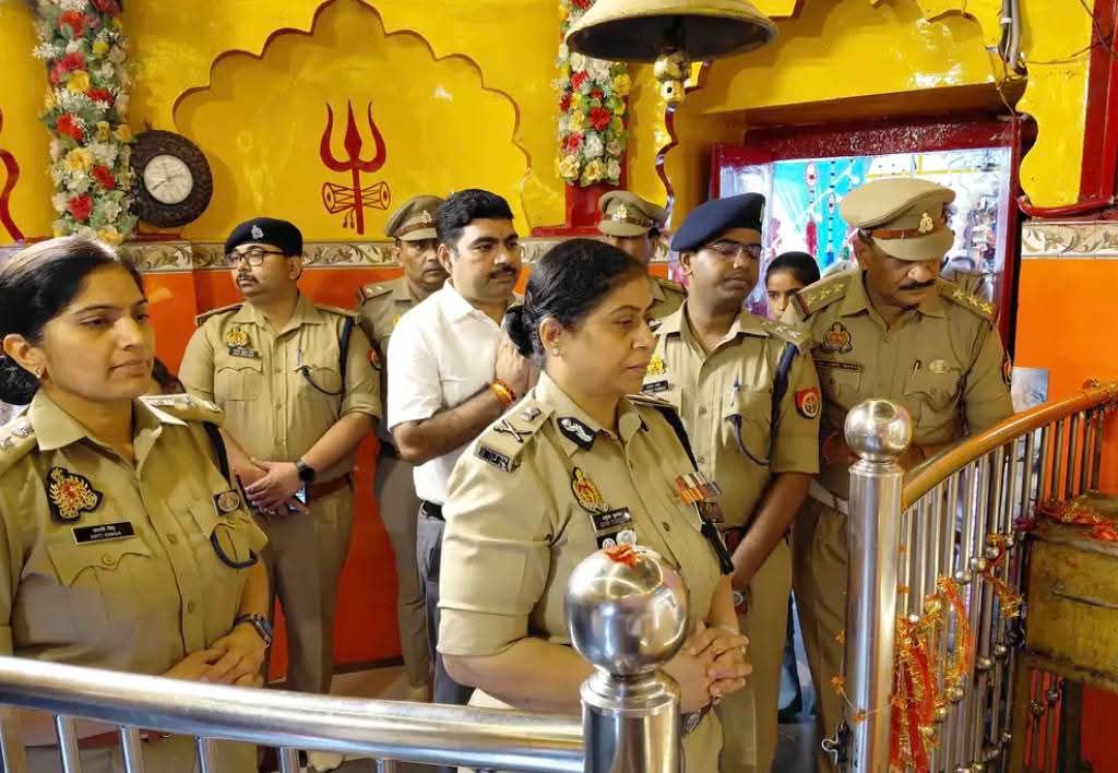 फर्रुखाबाद: एडीजी कानपुर जोन और एसपी ने गुड़गांव देवी व शीतला देवी मंदिर और रामलीला मैदान का किया निरीक्षण,सुरक्षा व्यवस्था का लिया जायजा, दिए आवश्यक निर्देश