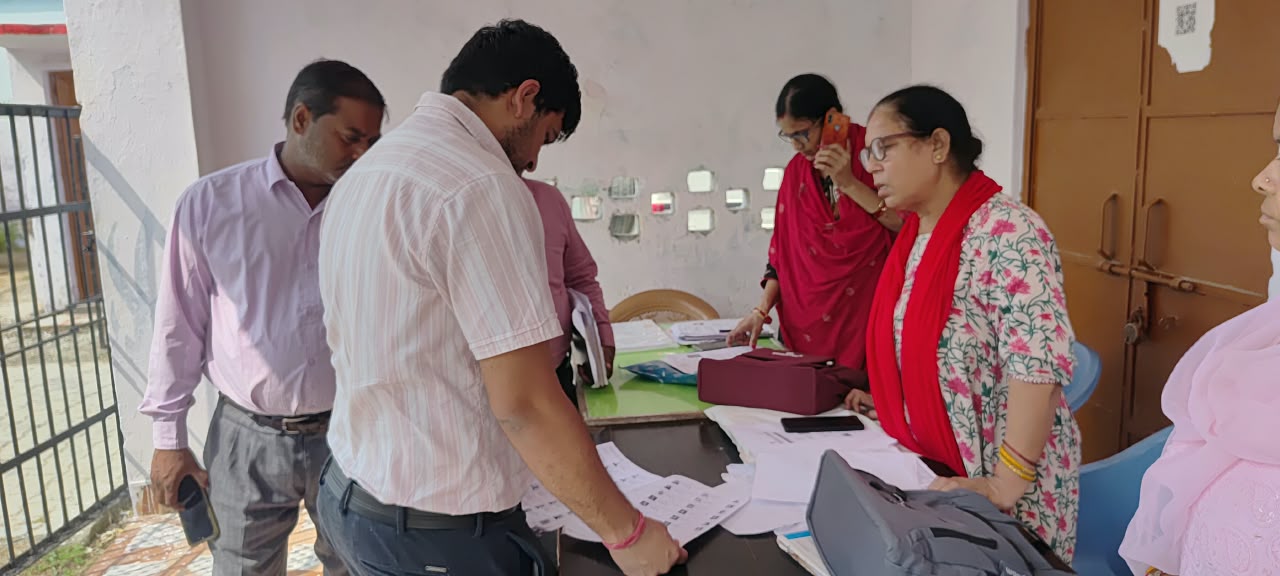 कासगंज ः बिशेष अभियान दिबस पर एस डी एम ने किया मतदान केन्द्र का निरीक्षण 