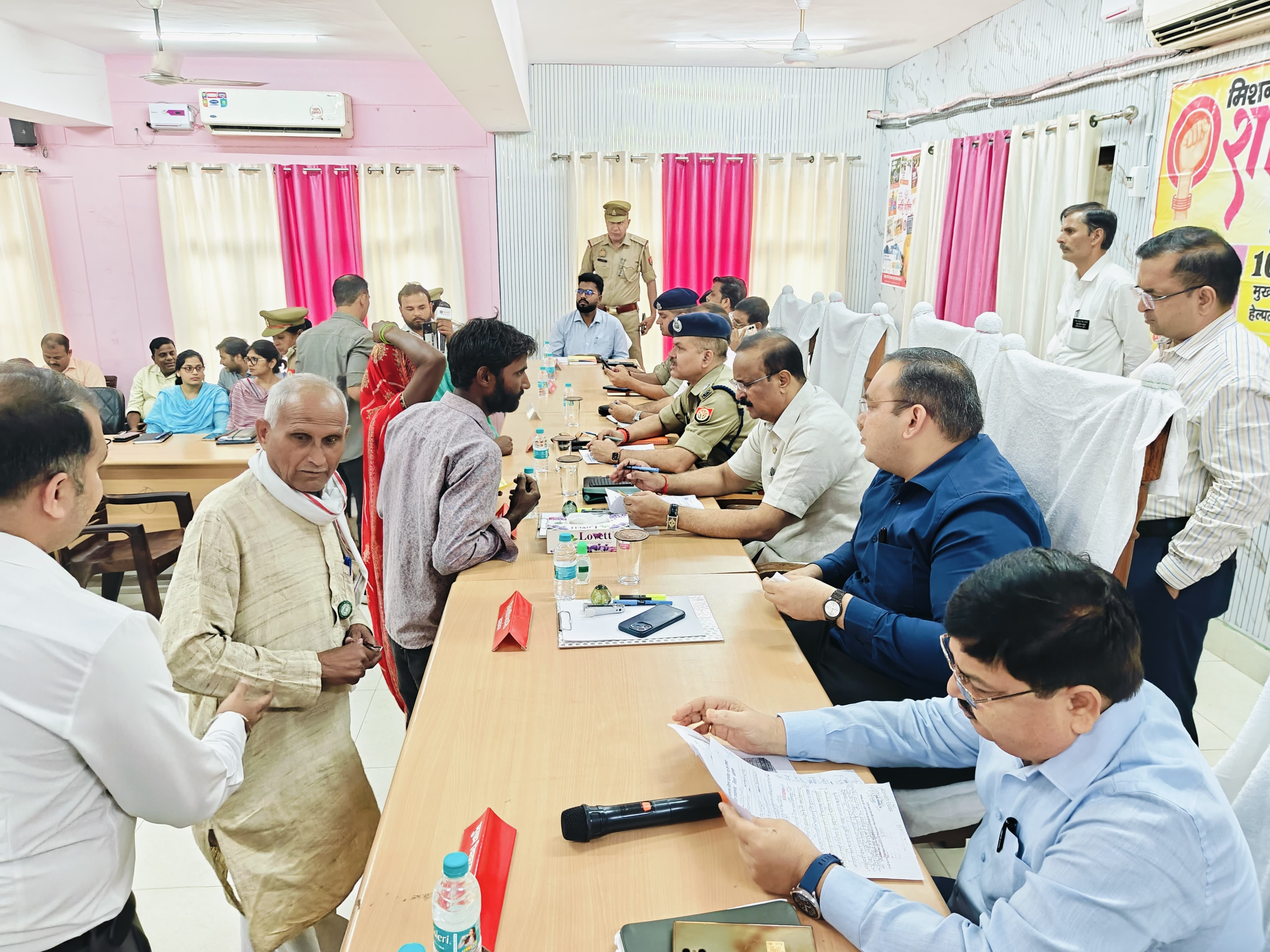 कासगंज: मंडलायुक्त ने सुनीं जनसमस्याएं, 50 में से 10 शिकायतों का मौके पर निस्तारण