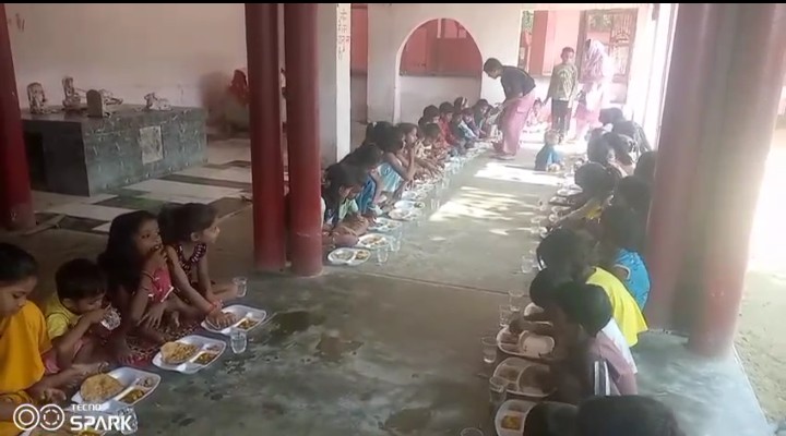 लखीमपुर खीरी : हनुमान मंदिर पर हुआ विशाल कन्या भोज एवं भंडारे का आयोजन 