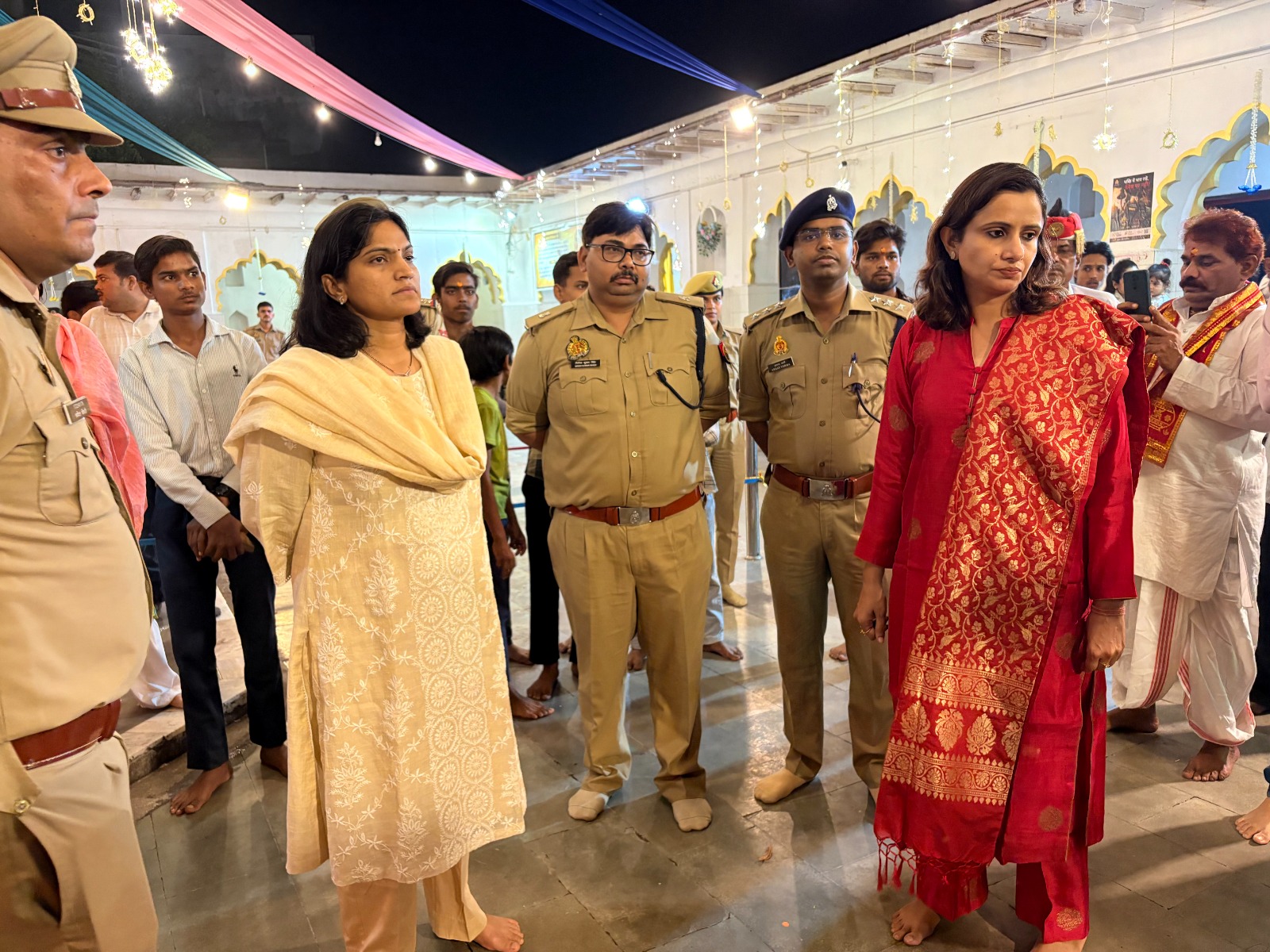 फर्रुखाबाद: जिलाधिकारी और पुलिस अधीक्षक ने नवरात्रि के मद्देनजर मंदिरों का किया निरीक्षण