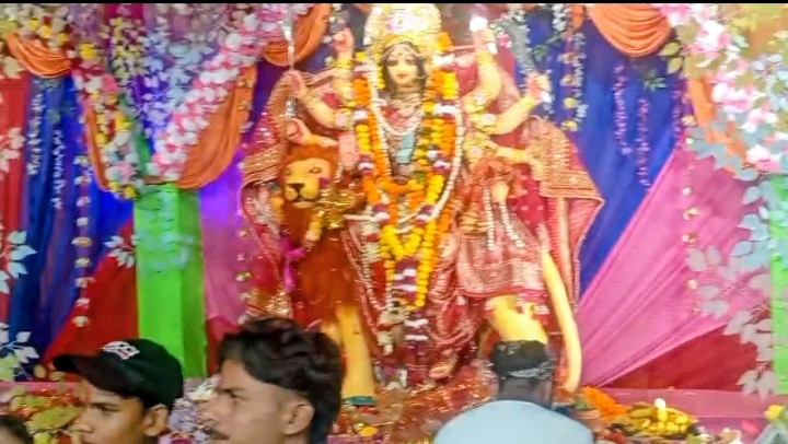 लखीमपुर खीरी : पुरानी मिल कॉलोनी मां वैष्णो देवी के दरबार में उमड़ा भक्तों का सैलाब 