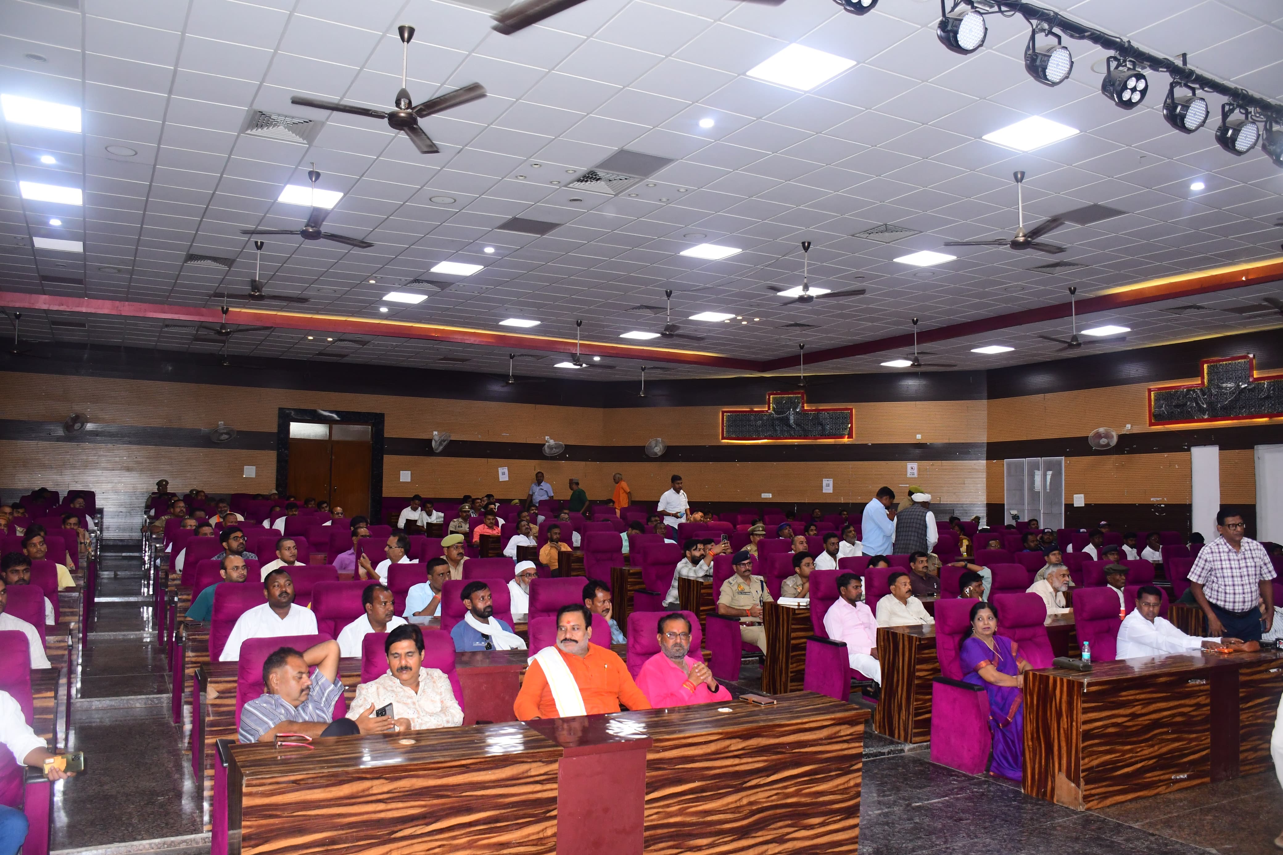 प्रयागराज : जिलाधिकारी की अध्यक्षता में दुर्गा पूजा, मूर्ति विसर्जन, दशहरा एवं अन्य आगामी त्यौहारों को सकुशल सम्पन्न कराये जाने के सम्बंध में पीस कमेटी की बैठक सम्पन्न
