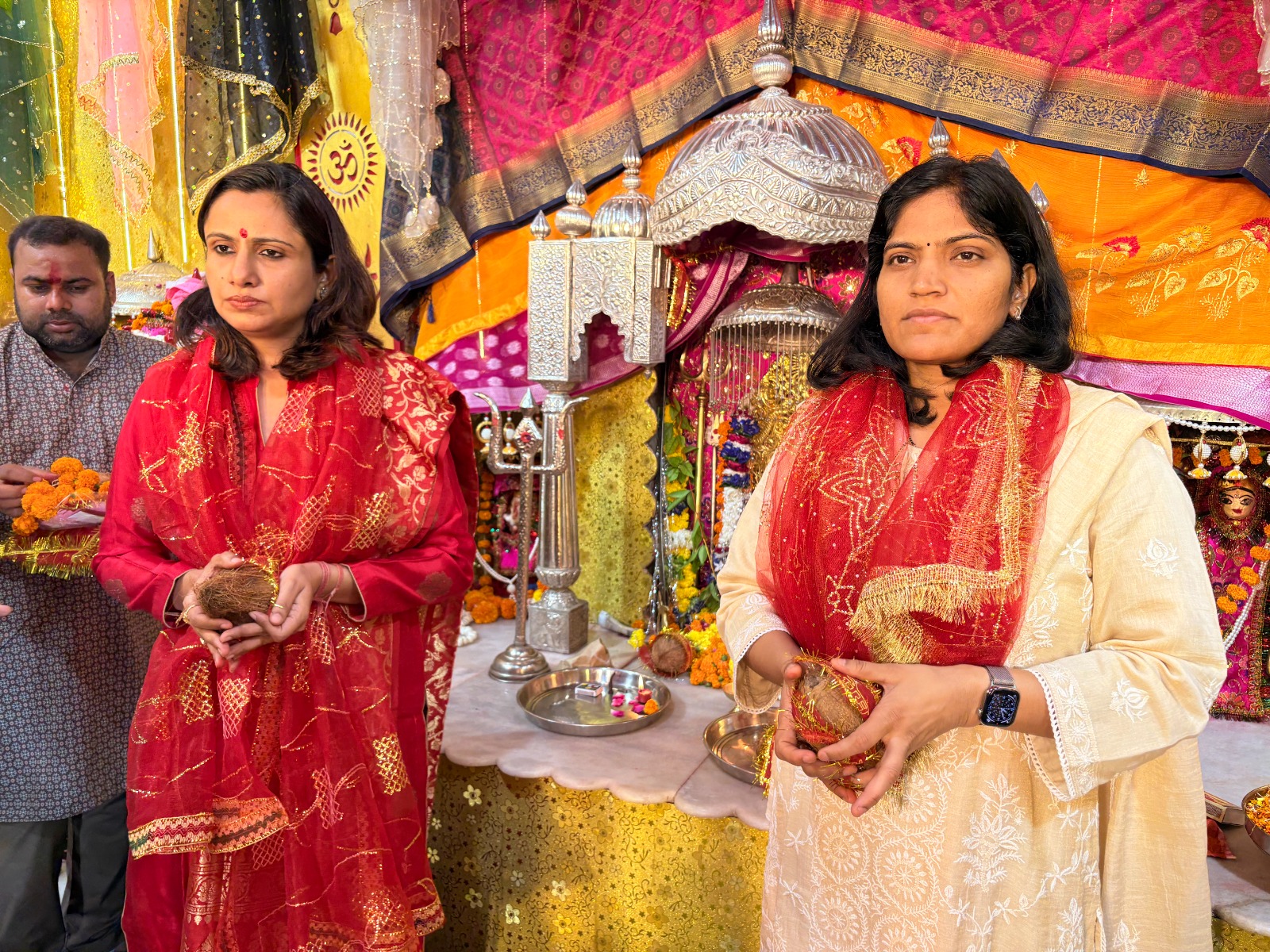 फर्रुखाबाद:अष्टमी पर्व पर डीएम और एसपी ने शीतला देवी व गुरुगांव देवी मंदिर का किया निरीक्षण