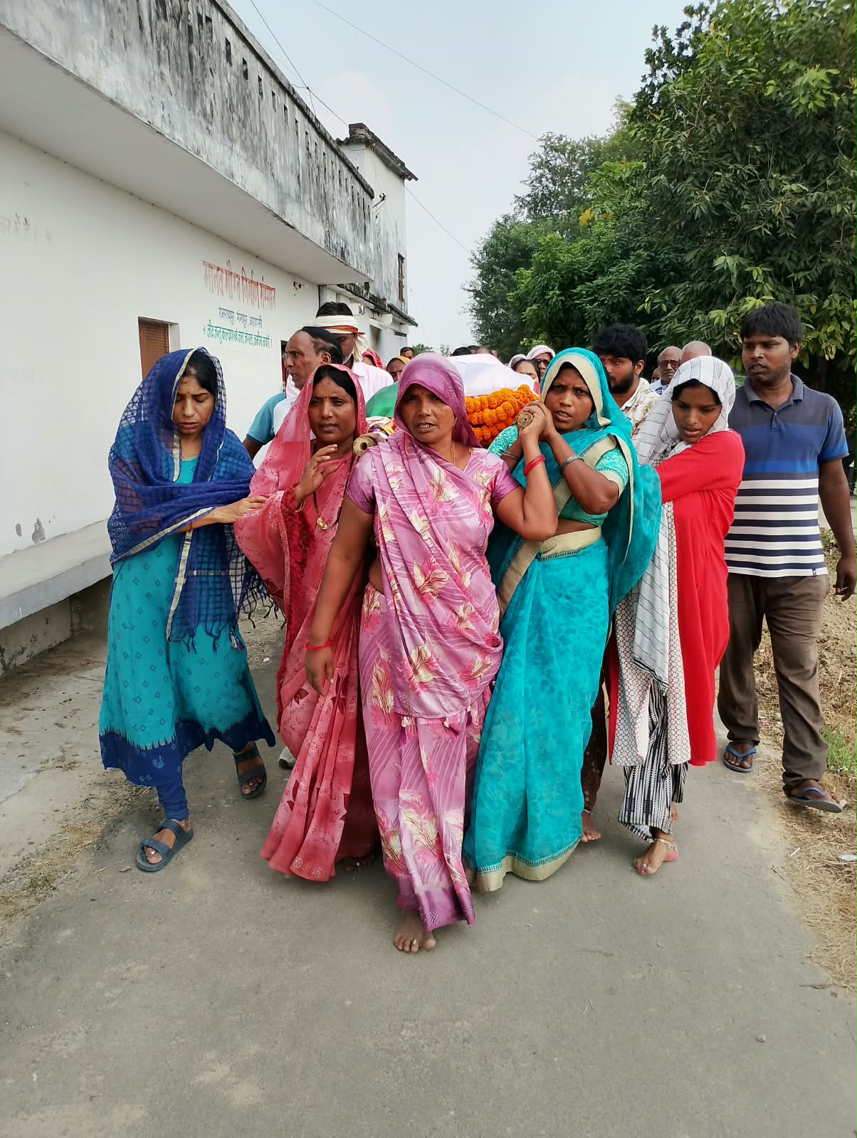 हरिश्चंद्र वर्मा के मृत्युपरांत महिलाओं ने दिया अरथी को कंधा