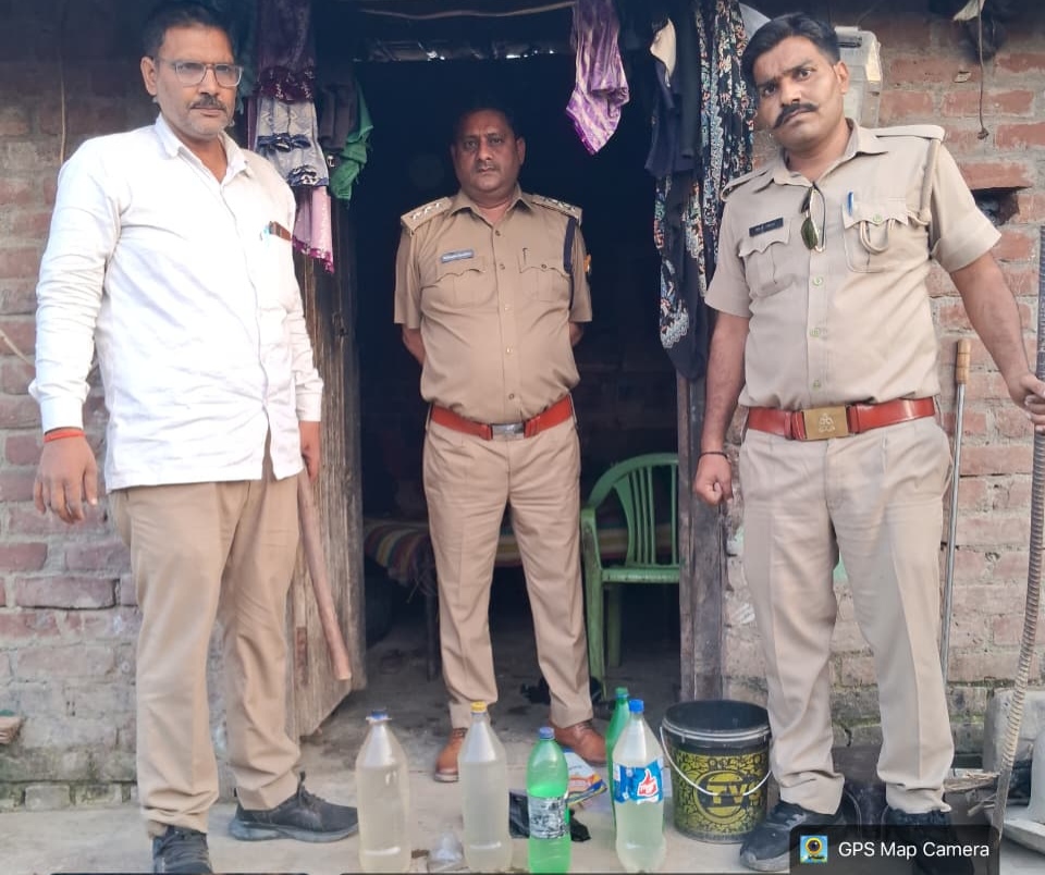 फर्रुखाबाद में आबकारी विभाग की कार्रवाई, 28 लीटर अवैध कच्ची शराब और 40 किलो लहन बरामद