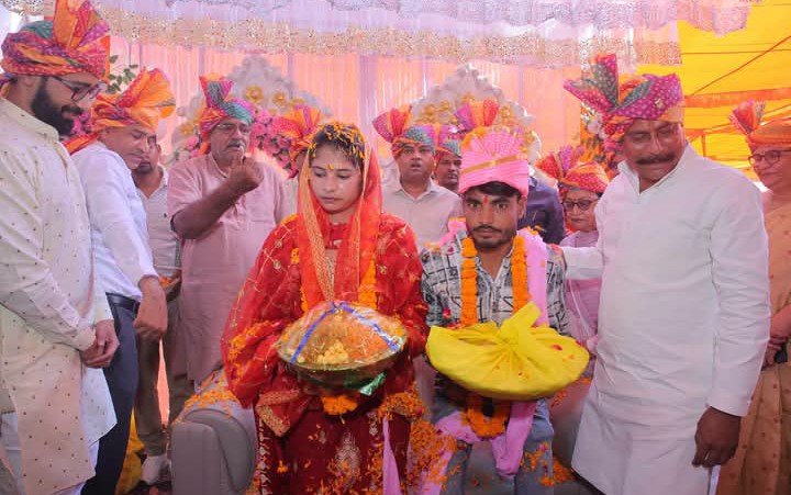 लखीमपुर खीरी : 192 जोड़ों ने थामा एक-दूजे का हाथ, सामूहिक विवाह समारोह में गूंजी शहनाई