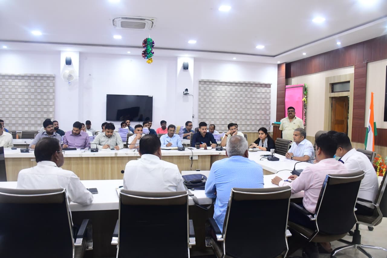प्रयागराज, जिलाधिकारी ने उत्तर प्रदेश विधान परिषद के इलाहाबाद-झांसी खण्ड स्नातक निर्वाचन क्षेत्र का द्विवार्षिक निर्वाचन-2026 को सकुशल सम्पन्न कराये जाने के सम्बंध में जोनल एवं सेक्टर मजिस्ट्रेट के साथ की बैठक