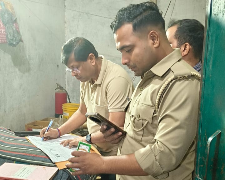 फर्रुखाबाद में आबकारी विभाग की कार्रवाई: गाड़ीहा-बड़झला की शराब दुकानों का औचक निरीक्षण, अभिलेख और CCTV जांचे