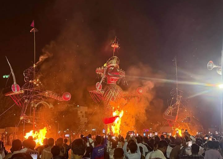 लखीमपुर खीरी : छोटी काशी गोला में रावण वध के साथ गूंजे जय श्री राम के जयकारे