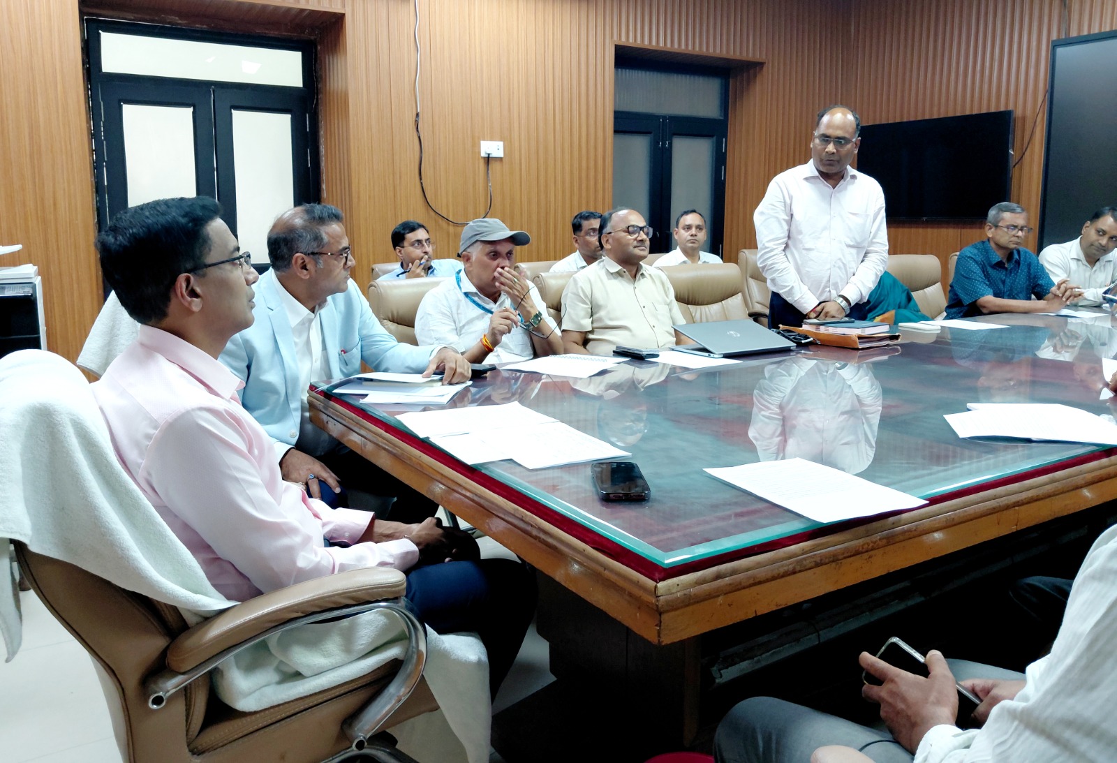 प्रयागराज:  एसआरएन अस्पताल में  मरीजों को बाहर से दवा एवं जांच कराने के लिए भेजने पर नाराजगी: शिकायतों के प्रभावी निस्तारण तथा सभी संबंधित अधिकारियों की जवाबदेही सुनिश्चित करने के निर्देश।