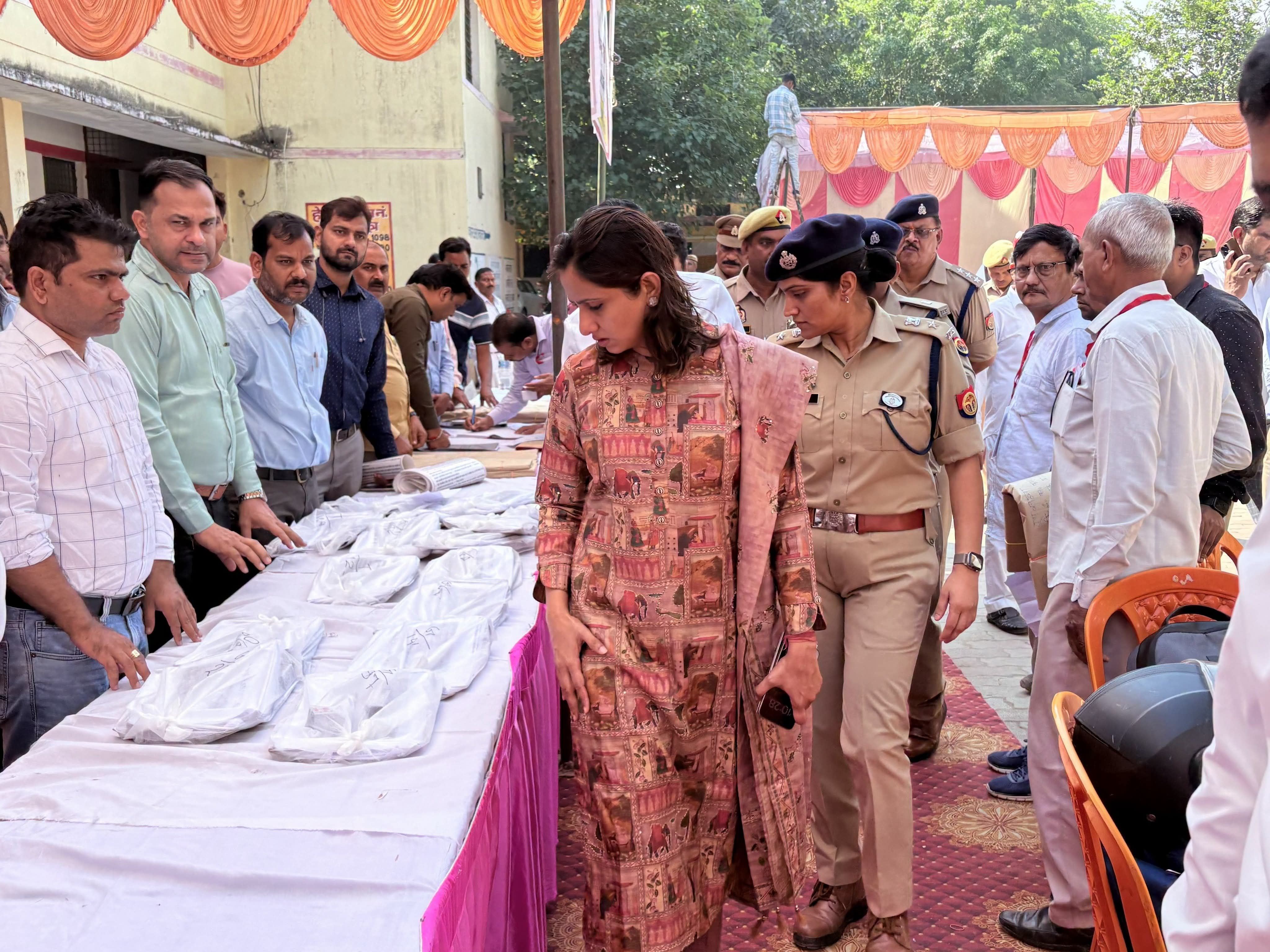 फर्रुखाबाद: एमएलसी निर्वाचन की तैयारियों का डीएम और एसपी ने लिया जायजा, निर्वाचन सामग्री वितरण का किया निरीक्षण