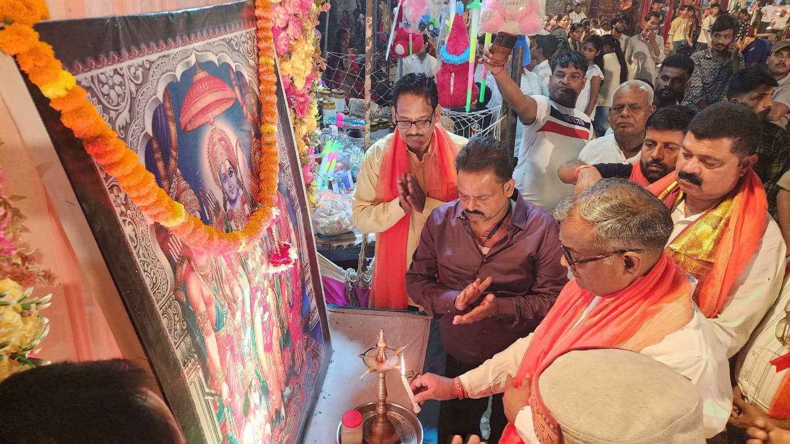 जौनपुर :सिपाह मानिक चौक में धूमधाम से मना ऐतिहासिक दशहरा और भरत मिलाप