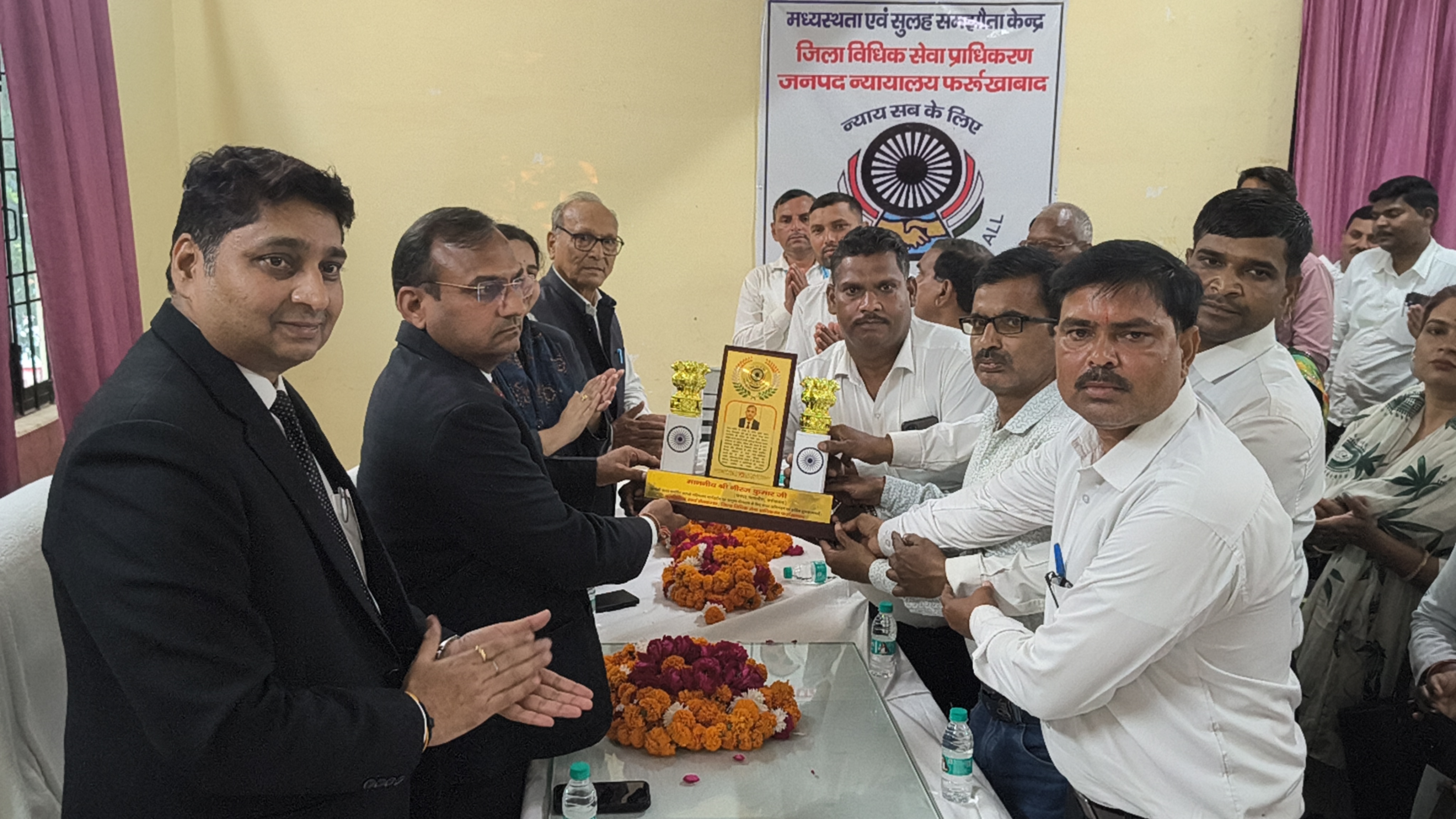 फर्रुखाबाद में जिला विधिक सेवा प्राधिकरण की समीक्षा बैठक सम्पन्न, अधिकार मित्रों की भूमिका पर हुई चर्चा