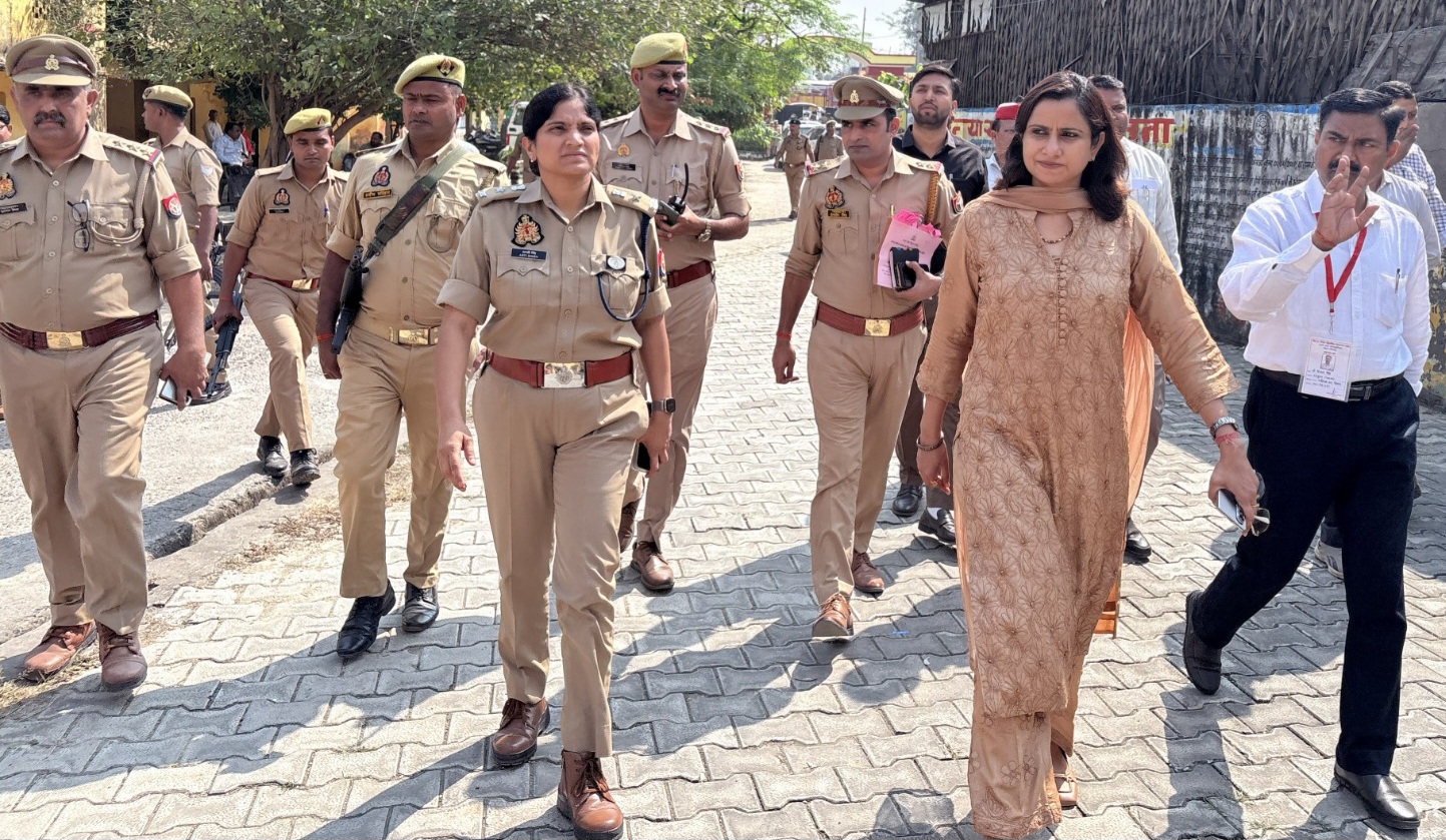 फर्रुखाबाद- विधान परिषद सदस्य निर्वाचन मतदान केंद्रों का निरीक्षण, जिलाधिकारी और पुलिस अधीक्षक ने लिया जायजा