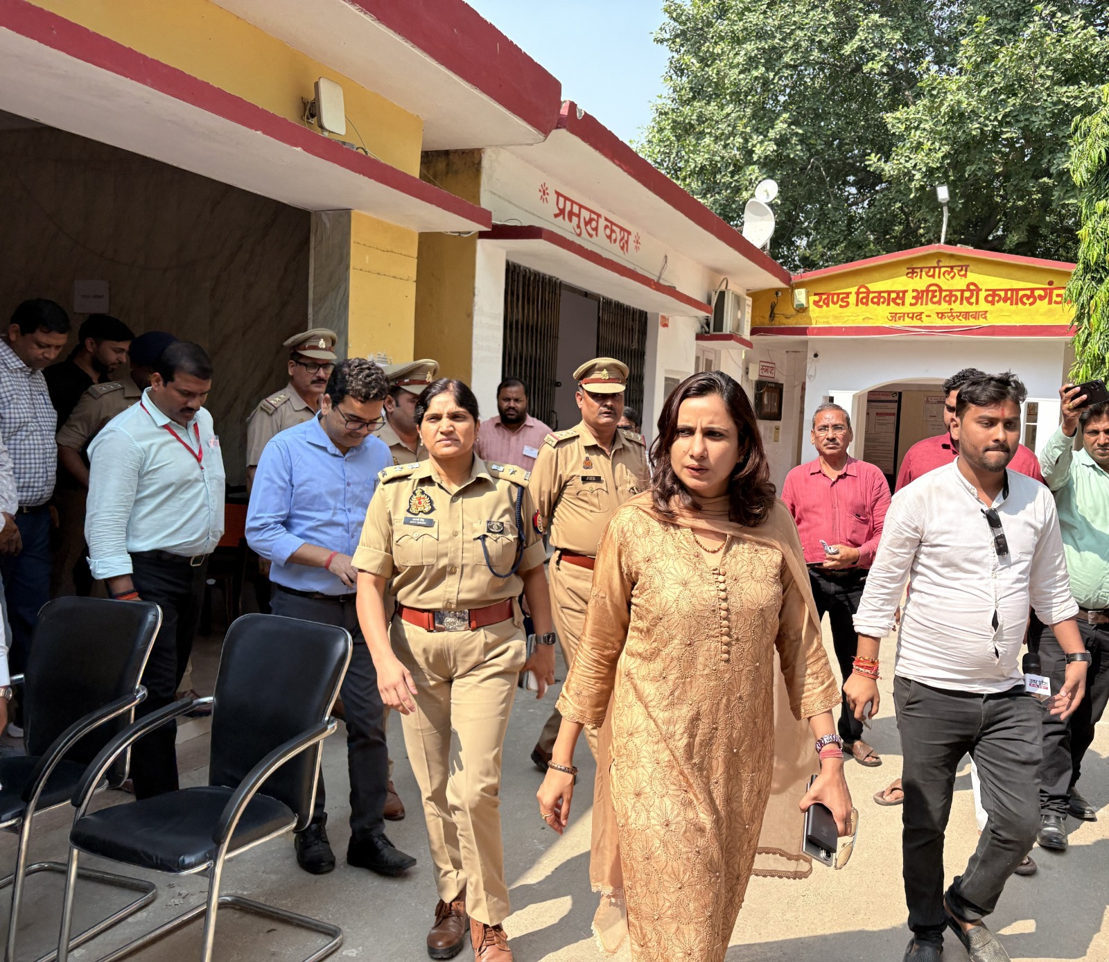 फर्रुखाबाद में एमएलसी चुनाव को लेकर डीएम-एसपी ने मतदान केंद्रों का किया निरीक्षण