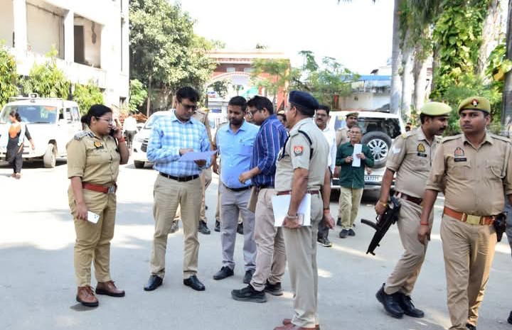 लखीमपुर खीरी : एमएलसी चुनाव को लेकर डीएम-एसपी ने मतदान केंद्रों का किया निरीक्षण