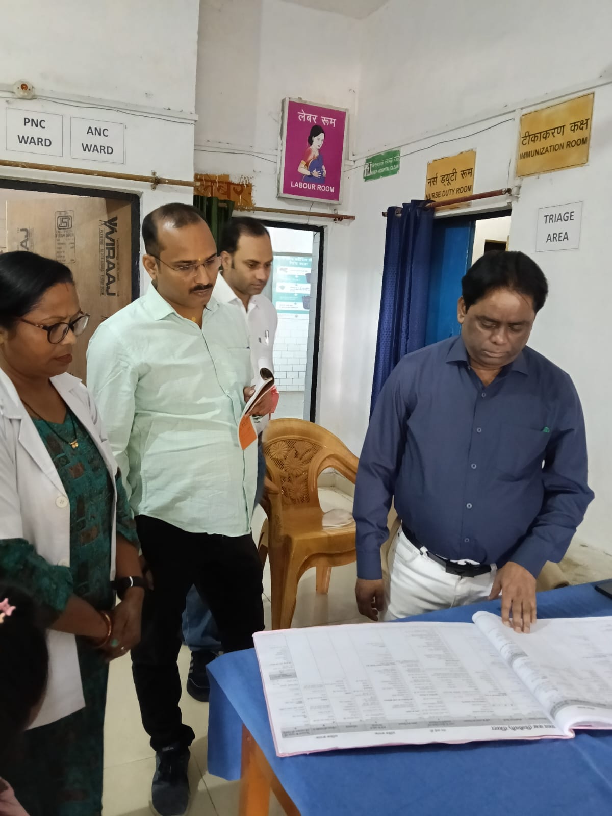 जौनपुर :प्राथमिक स्वास्थ्य केंद्र सिकरारा का औचक निरीक्षण, अनुपस्थित चिकित्सा अधिकारी का वेतन रोकने के निर्देश