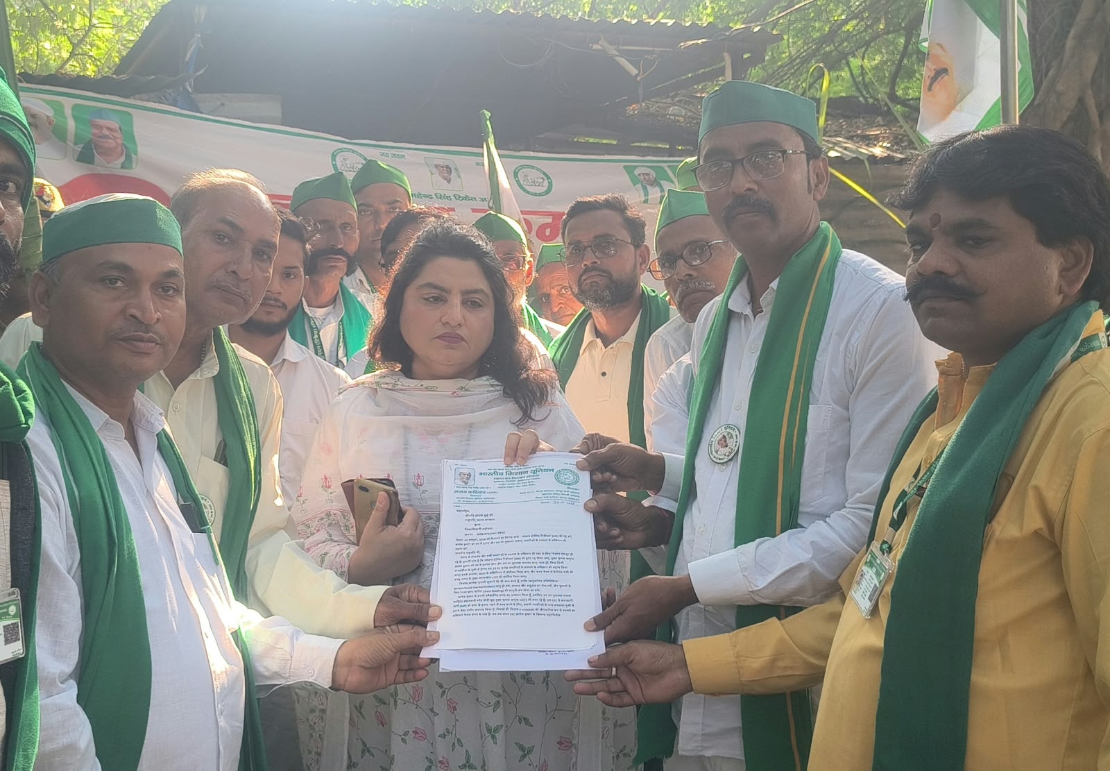 फर्रुखाबाद में भारतीय किसान यूनियन टिकैत का प्रदर्शन, गन्ने का रेट 600 रुपये करने समेत कई मांगें उठाईं